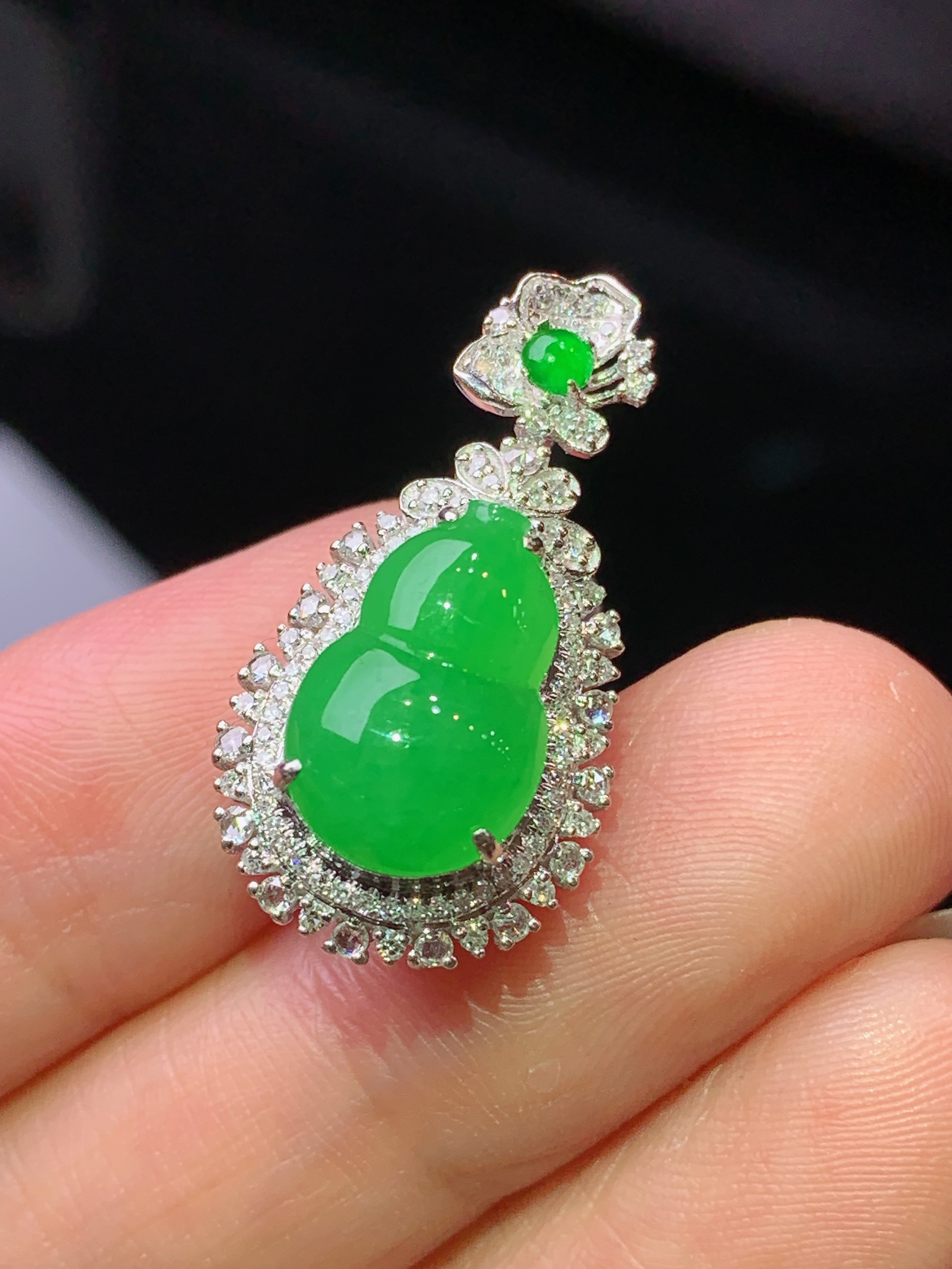 18k金钻镶嵌阳绿葫芦吊坠 玉质细腻 水润亮眼 色泽艳丽 整体尺寸26*13.5*10.8k1