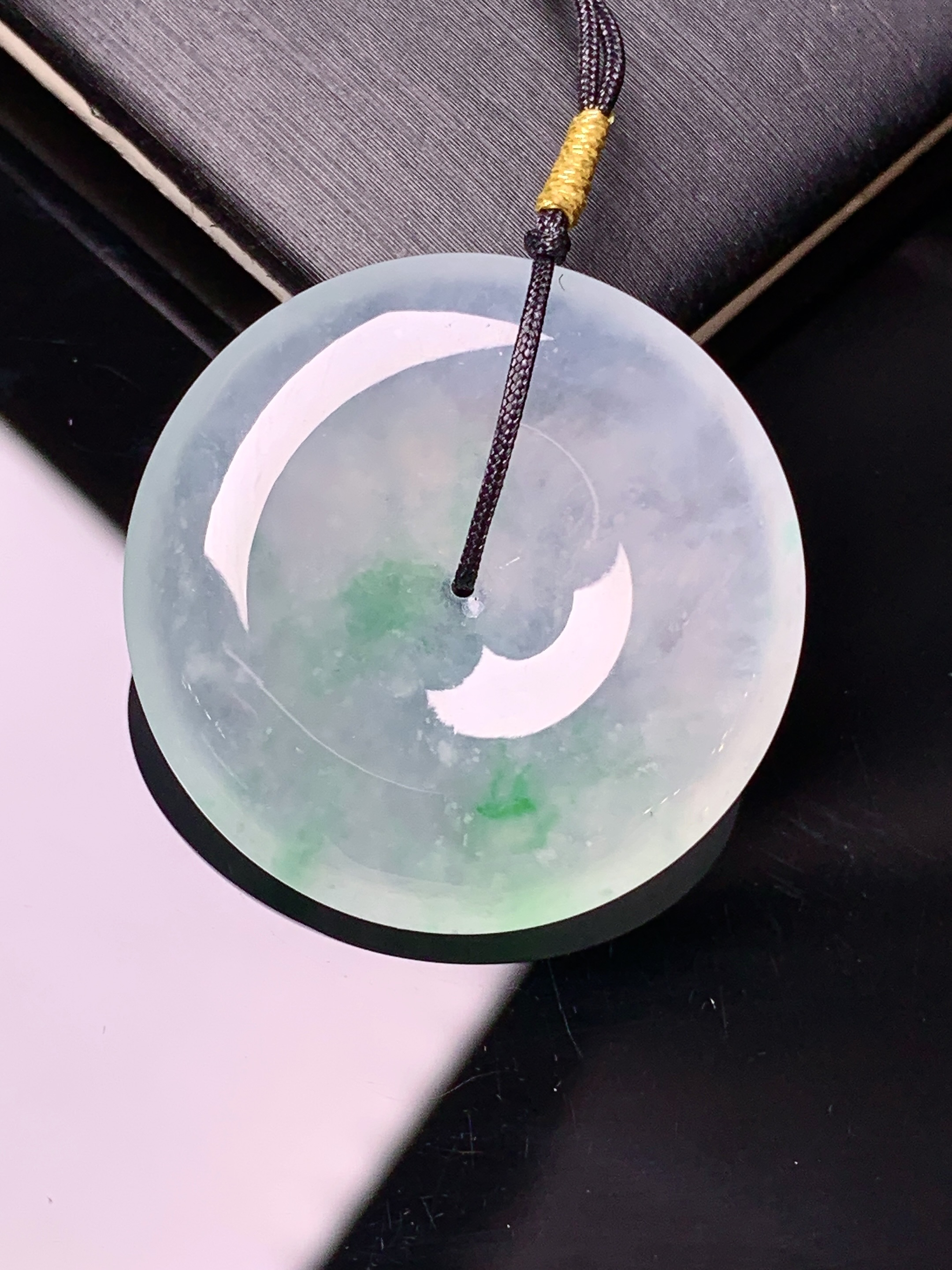 冰种飘绿平安扣吊坠 玉质细腻 色泽艳丽清新 水润亮眼 整体尺寸27.2*5.8d3