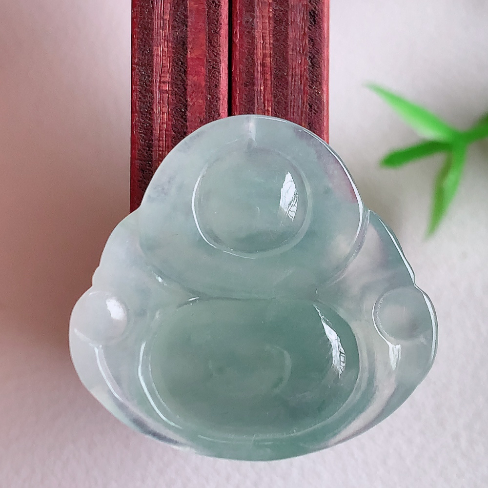 冰润佛公挂件 玉质细腻  精雕弥勒佛，笑佛福耳垂肩，面相喜庆，开怀大笑，憨态可掬。惟妙惟肖，寓意福禄双全，吉祥美满，笑口常开 W357.13 尺寸：23.3-24.8-5.2mm