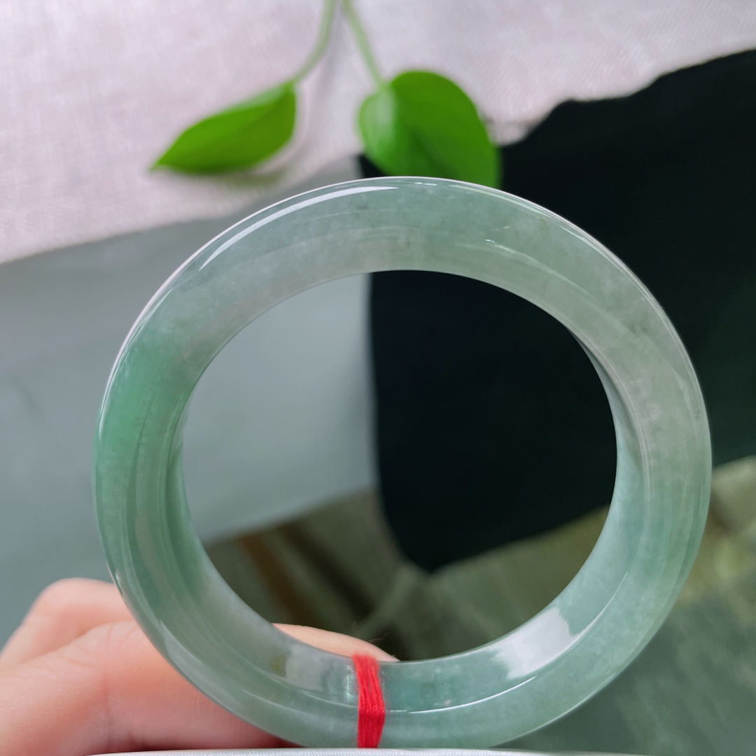 53/12/9，湖水蓝正圈，种老，饱满圆润，不艳不燥，是被岁月浸养的老玉，无裂，洒金，ss49798a