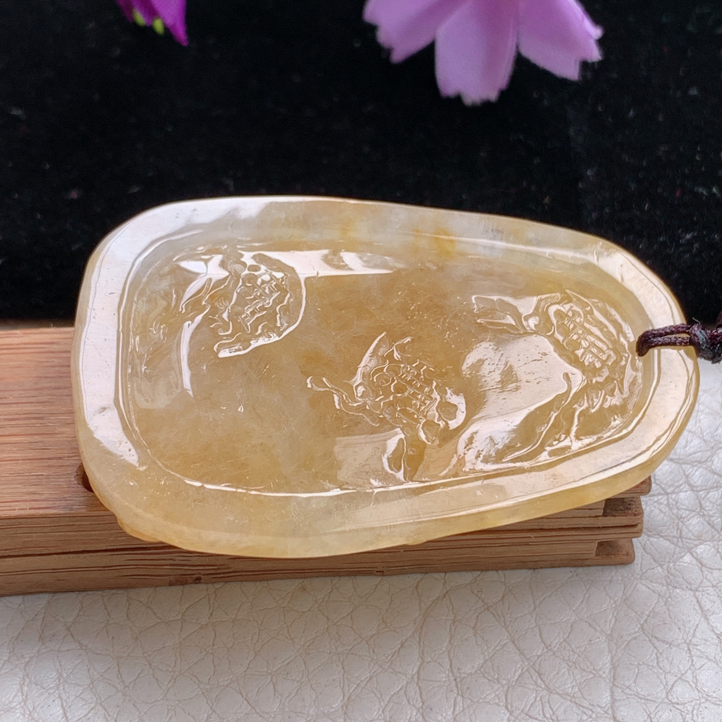 zen实拍55.2*35.8*10.3缅甸翡翠黄翡年年有鱼吊坠 荷叶鱼项坠