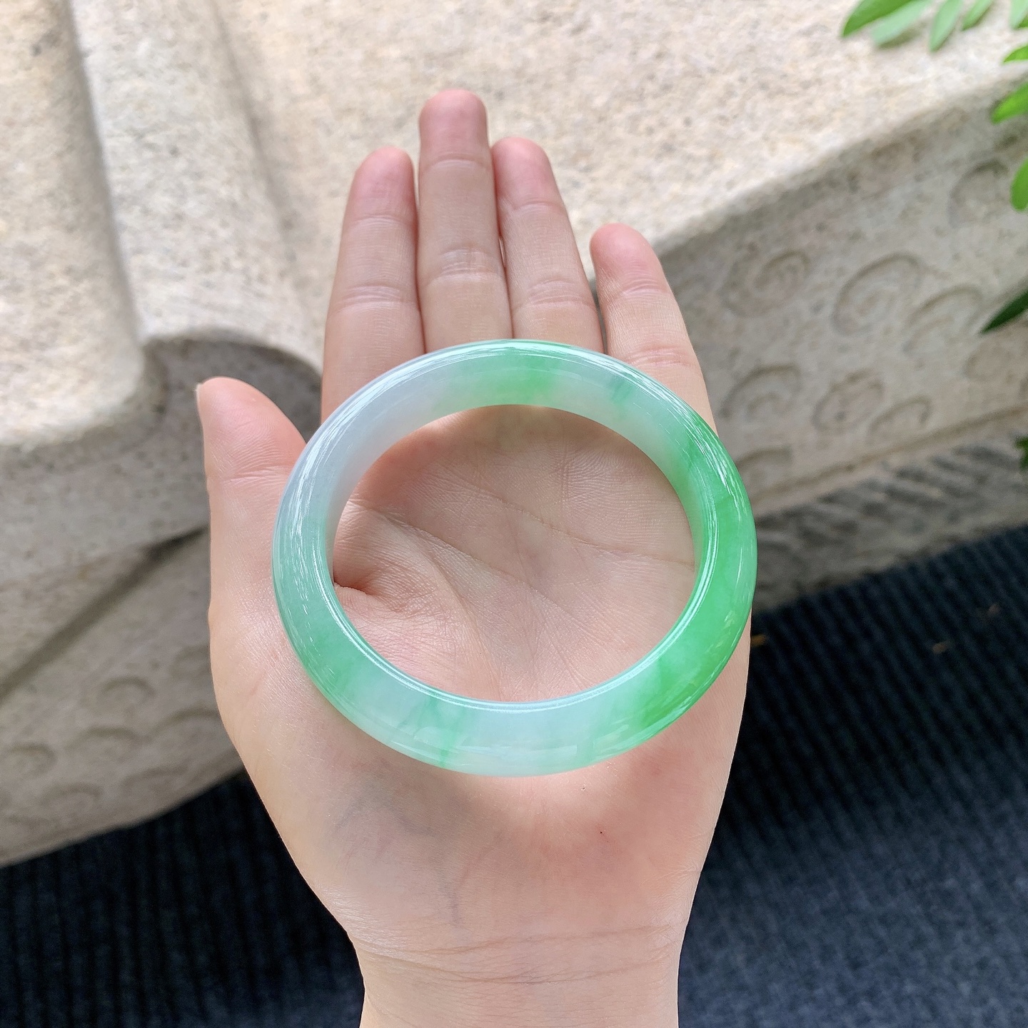 正圈55 56【圈口】56.2/11.7/8.5【编码】GH041542【描述】糯冰飘辣阳绿，水润，种老，细腻，无裂