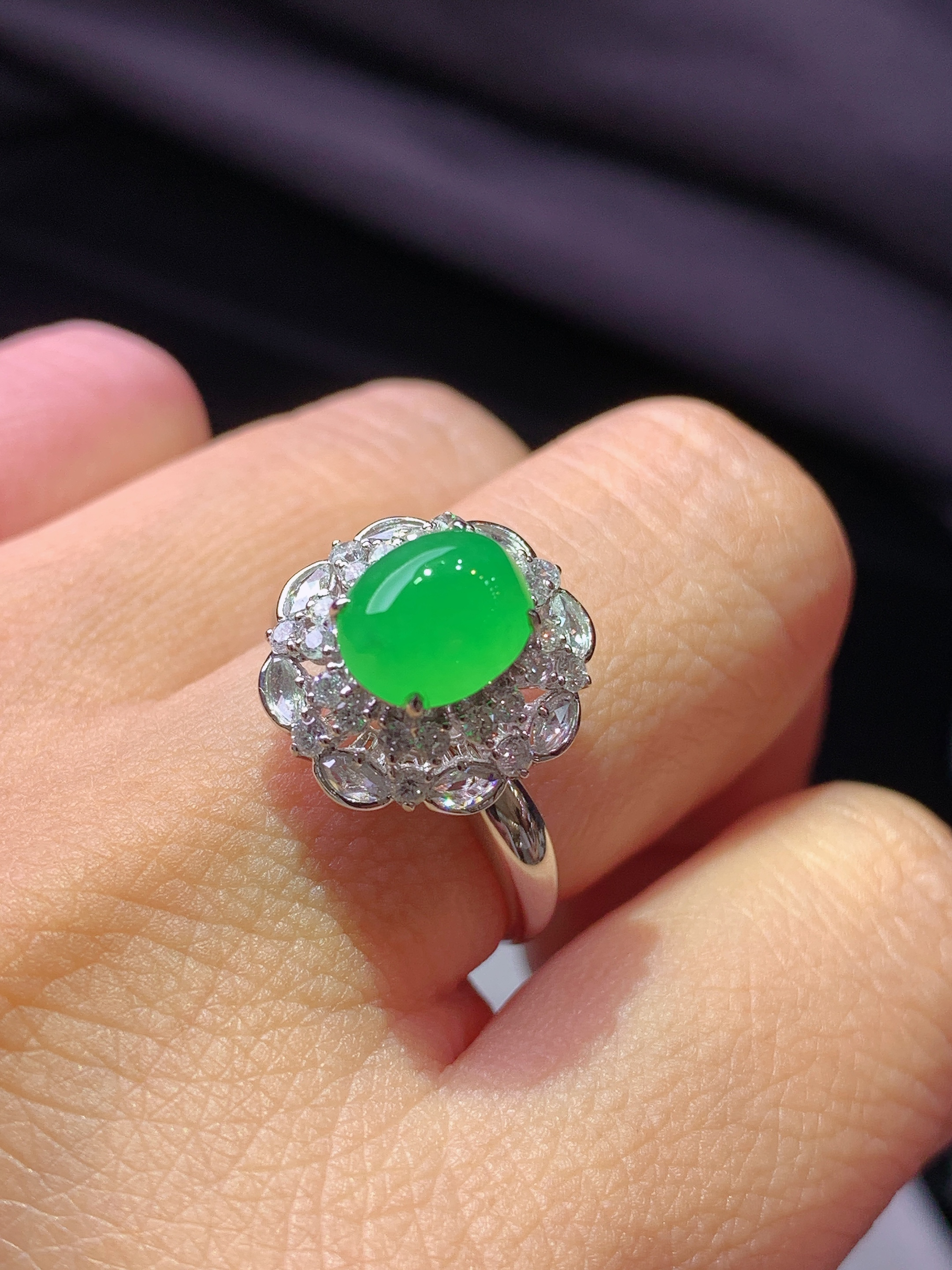 18k金钻镶嵌翠绿蛋面戒指 玉质细腻 水润亮眼 色泽艳丽 圈口14 整体尺寸14*13*12.2k1