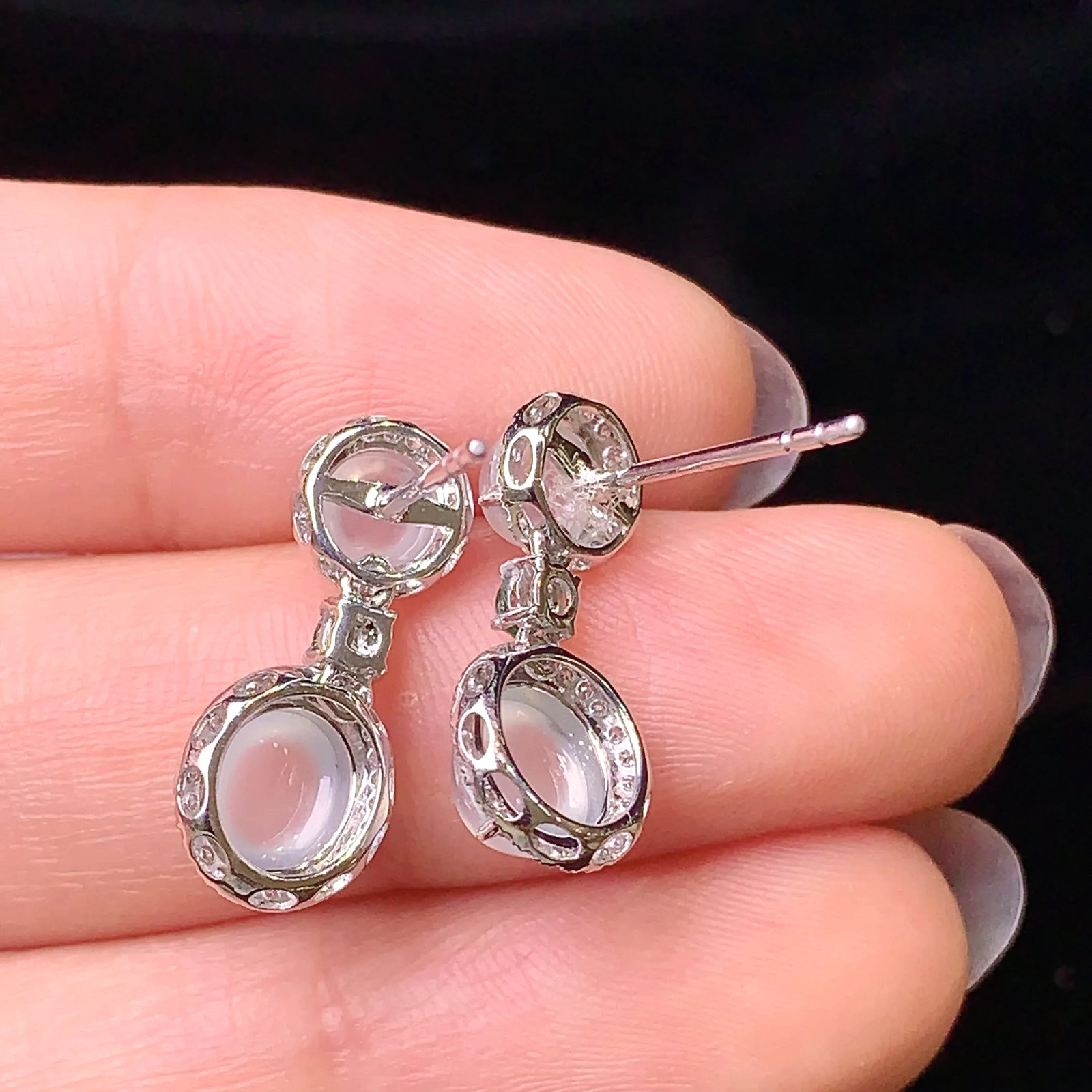 18k金钻镶嵌冰种蛋面耳坠 玉质细腻 色泽艳丽 款式新颖时尚唯美 整体尺寸18*8*5.4