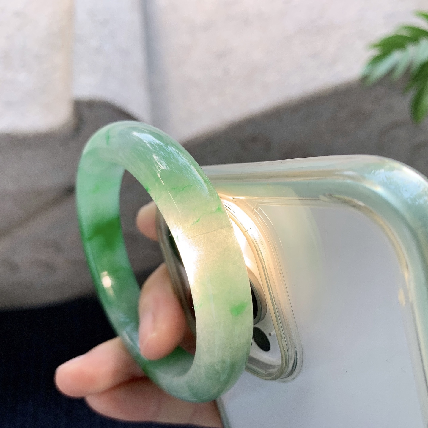 正圈55 56 【圈口】55/11.6/8.7 【编码】A1031875 【描述】糯冰飘阳绿，水润，种老，细腻，打灯有棉线