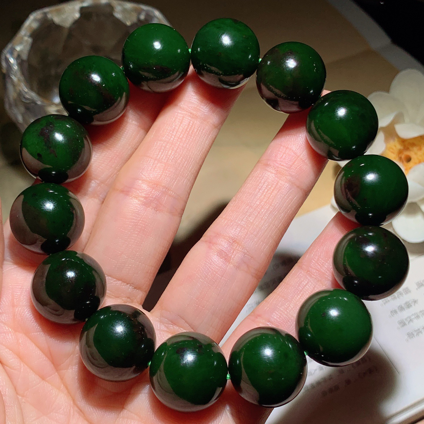 和田玉七号矿红皮料菠菜绿俄罗斯碧玉手串。单颗尺寸16重93.8克。玉质细腻油润。手推出油。佩戴高端典雅。lt260415