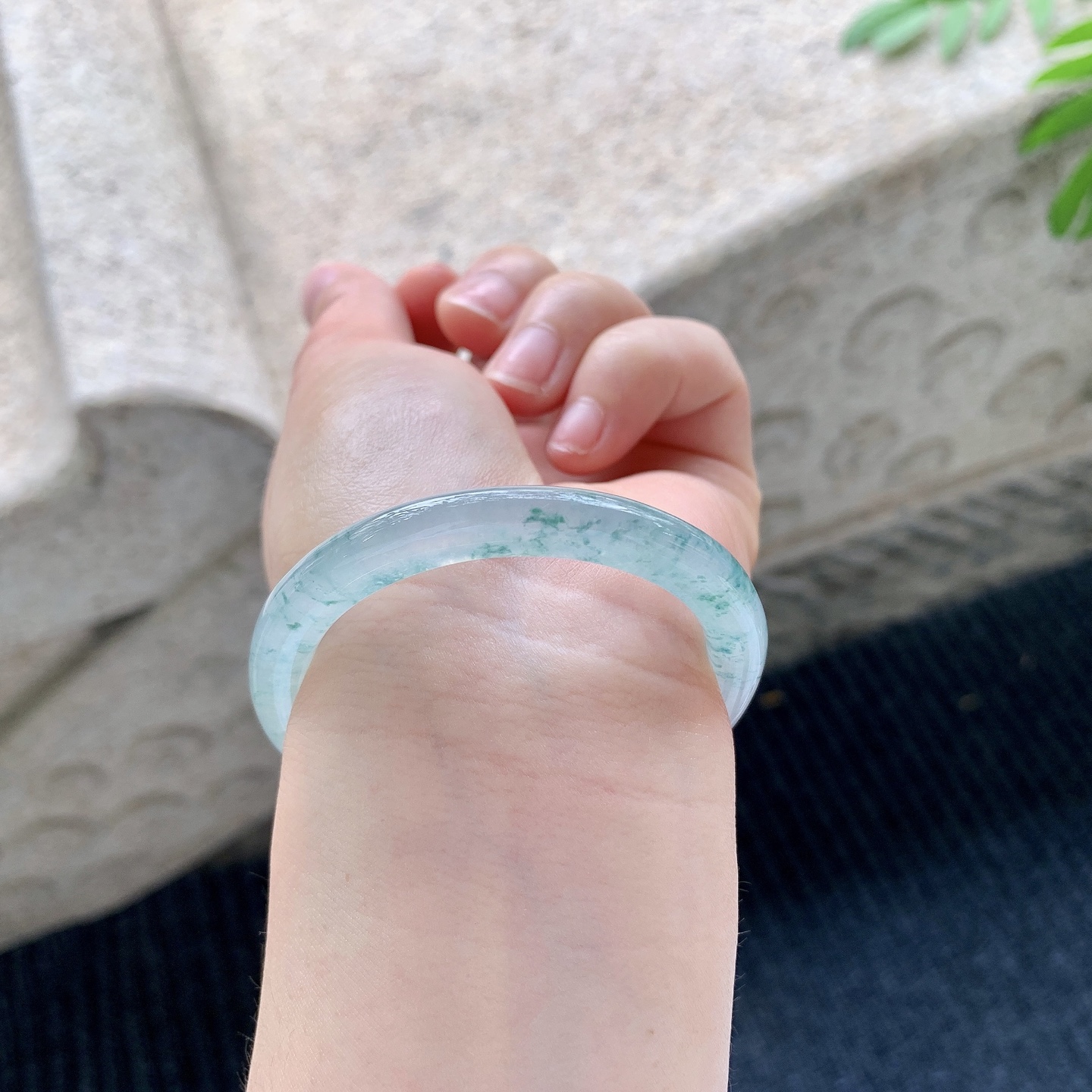 贵妃53 54【圈口】54.1/46.2/6/7【编码】T1041517【描述】冰糯飘花，清透，水润，种老，细腻，无裂