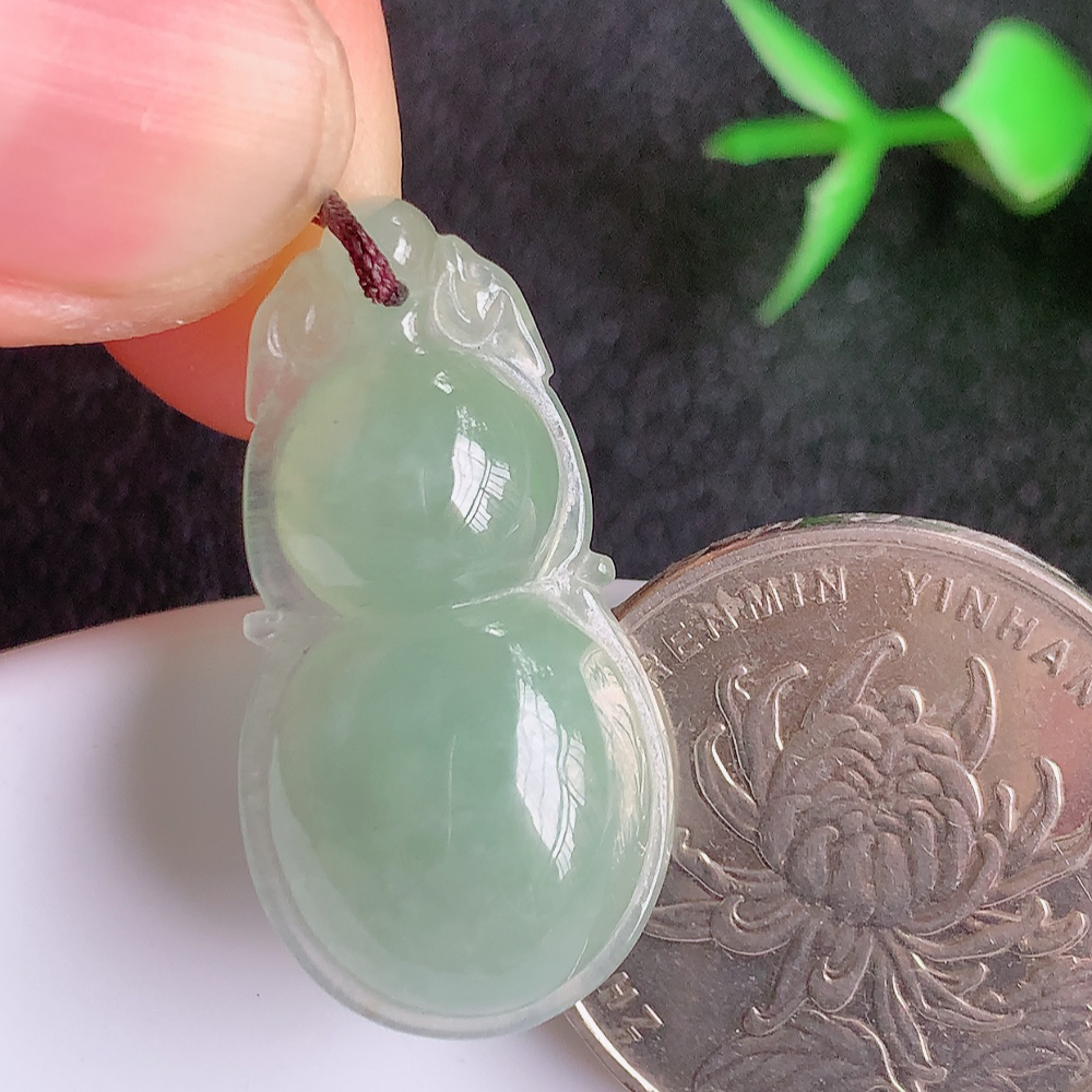 冰润葫芦翡翠吊坠  寓意“福禄双全，加官进爵，财源滚滚” 莹润通透，抱满大气  清新脱俗    W357.13 尺寸：29.6-15.2-5.6mm
