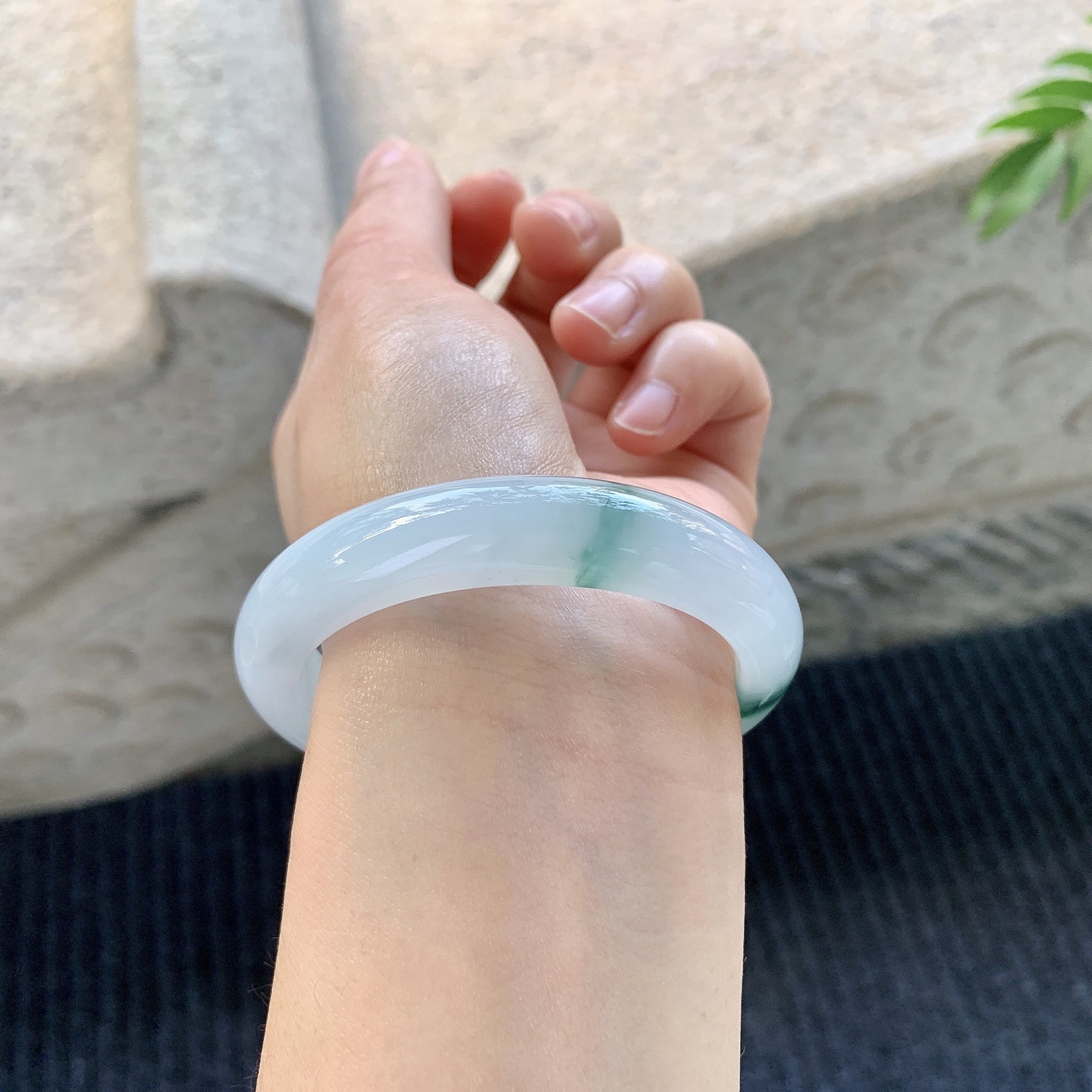 正圈51 52【圈口】52.5/11.4/7.9【编码】C5121219【描述】冰糯飘绿，水润，种老，细腻，打灯有絮线