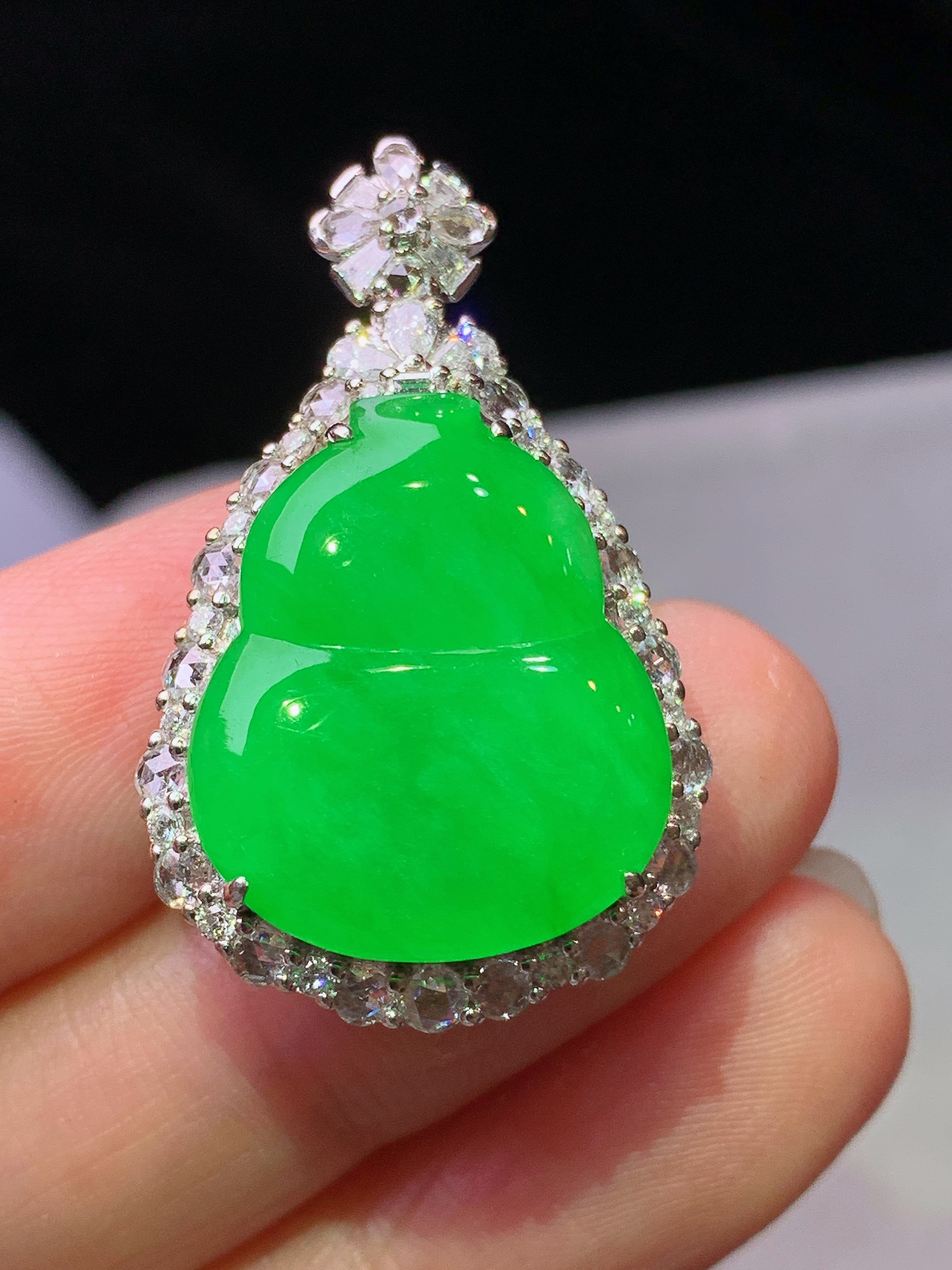 18k金钻镶嵌阳绿葫芦吊坠 玉质细腻 水润亮眼 色泽艳丽 整体尺寸33*20*10m5