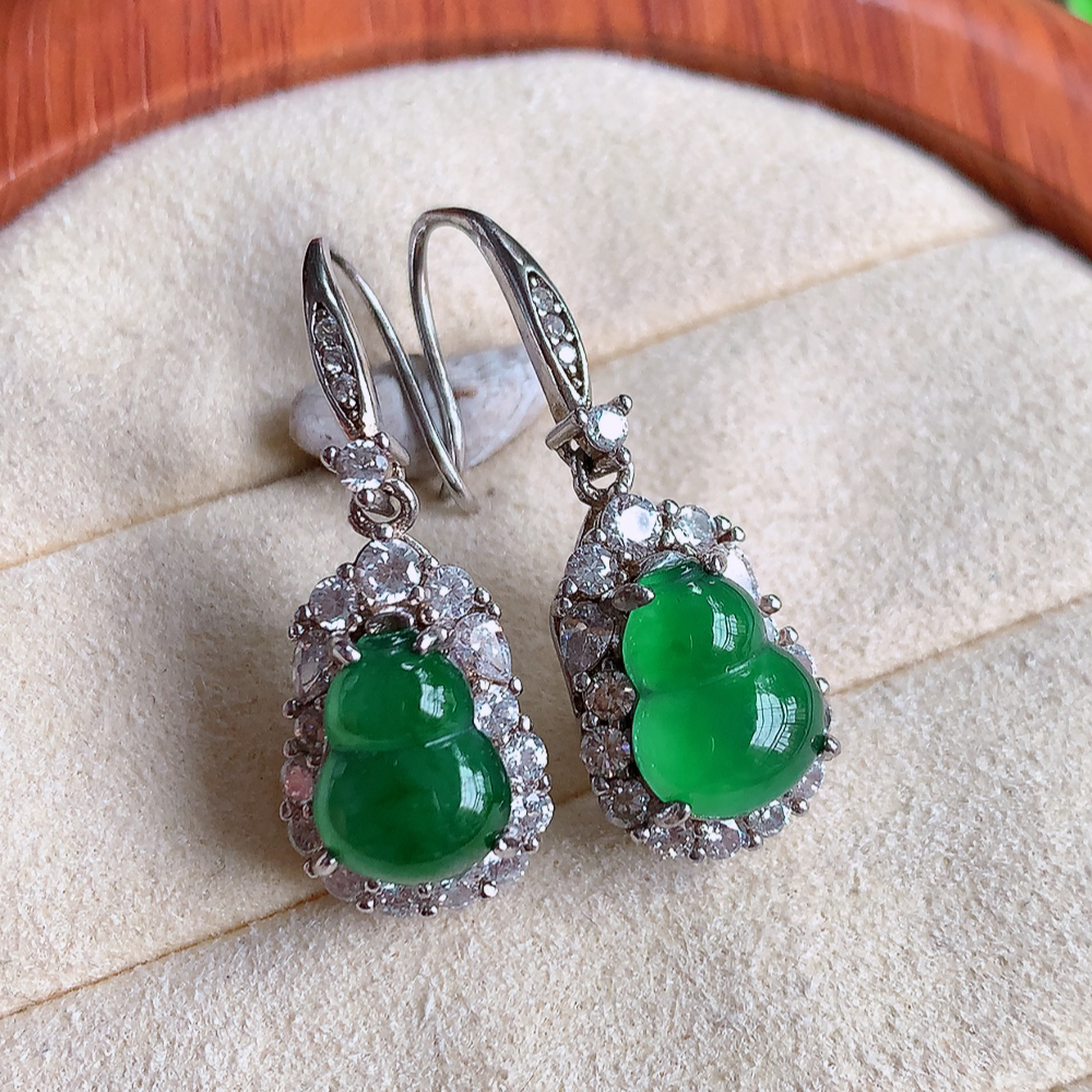 冰满绿翡翠925银镶嵌葫芦耳坠，自然光实拍，翠色灵动，颜色漂亮，种老水足，品相佳，佩戴佳品！W481
