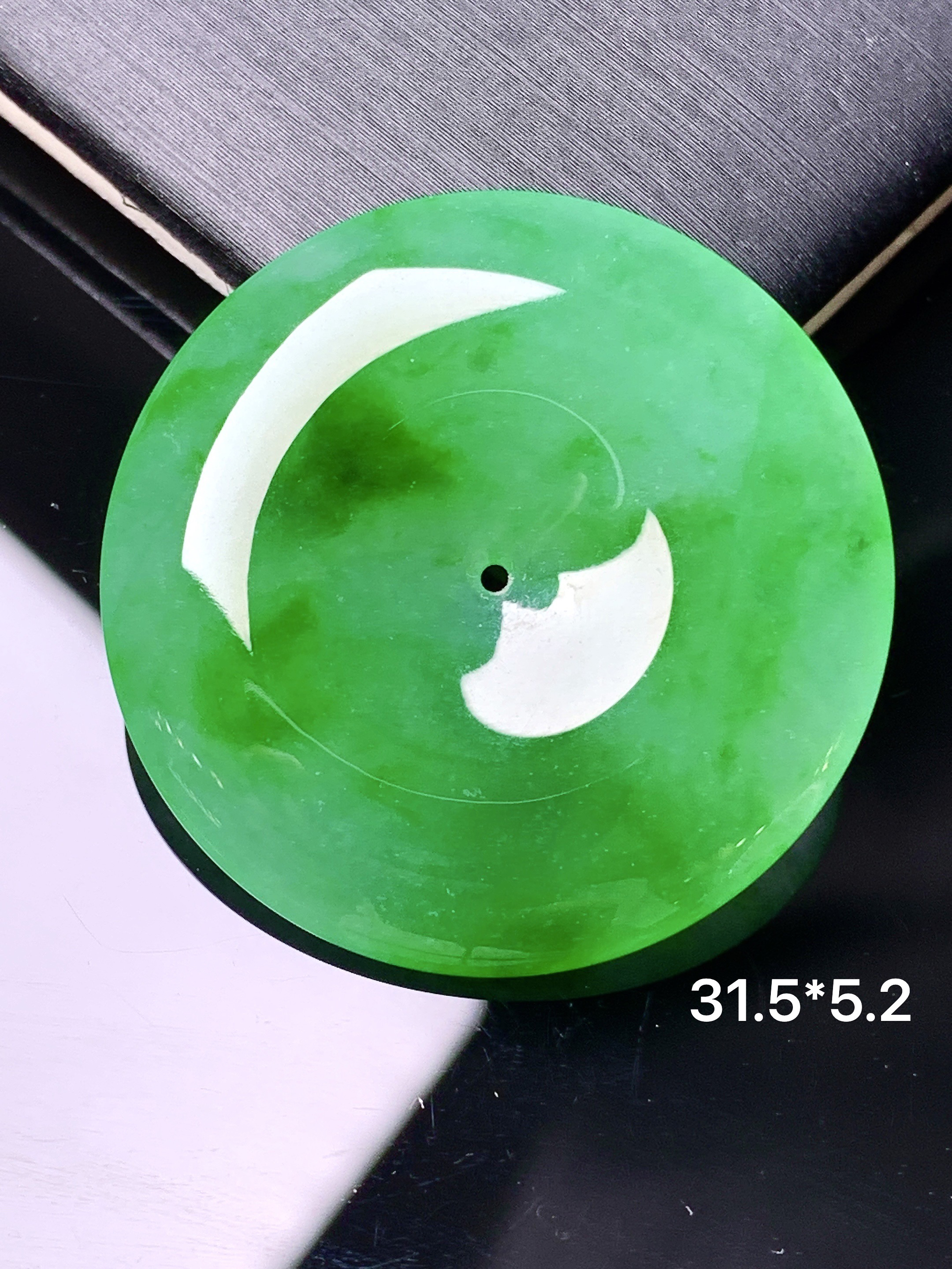 满绿平安扣吊坠 玉质细腻 水润亮眼 色泽艳丽 整体尺寸31.5*5.2d3