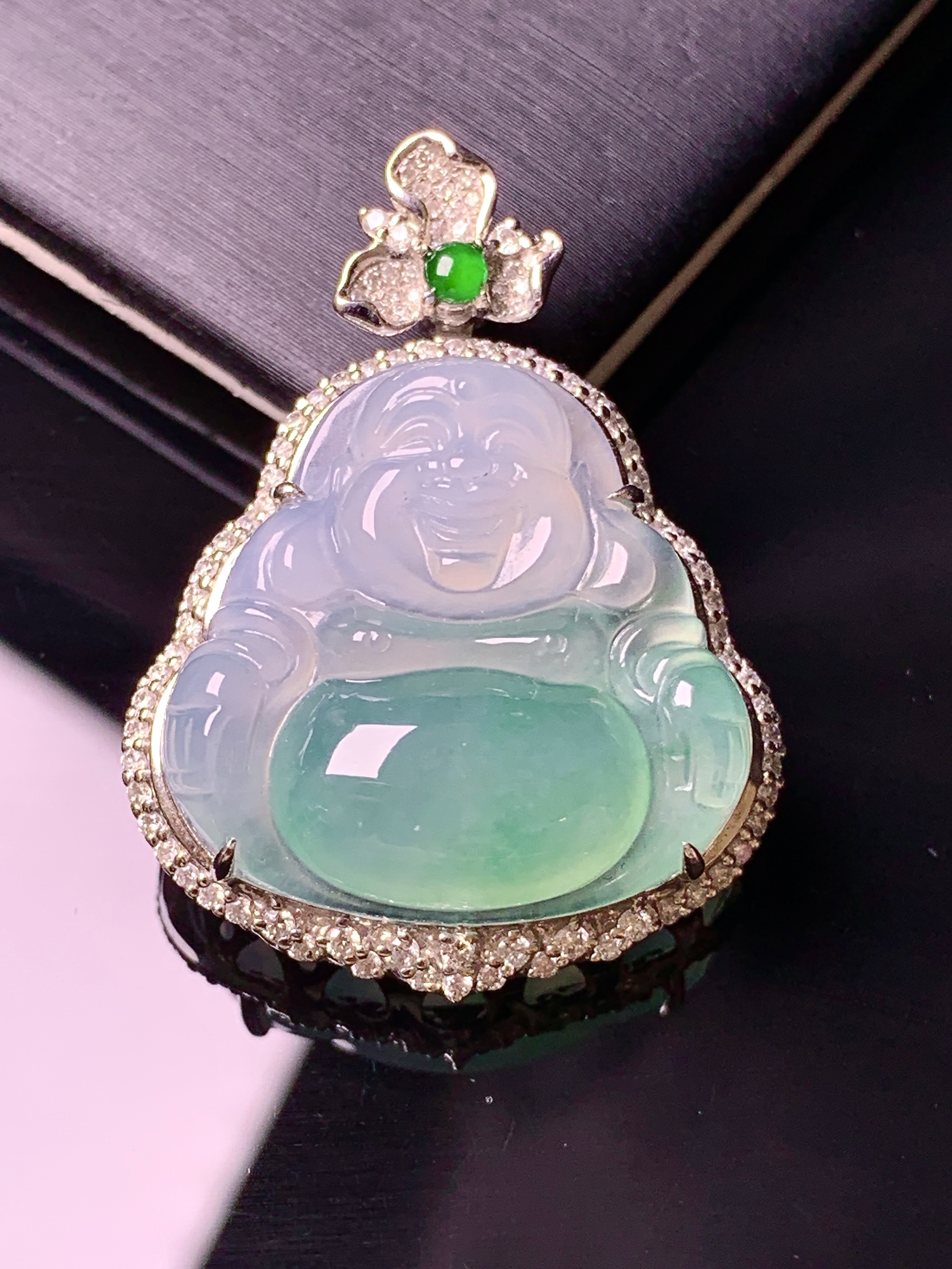 18k金钻镶嵌飘绿佛公吊坠 玉质细腻 水润亮眼 色泽艳丽 整体尺寸34.2*25.6*10.8k1