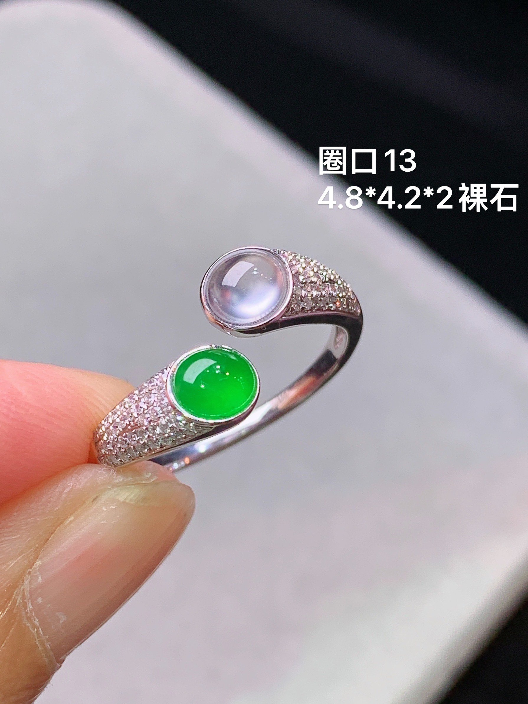 18k金钻镶嵌冰阳绿蛋面组合戒指 玉质细腻 水润亮眼 色泽艳丽 圈口13 裸石尺寸4.8*4.2*2k1