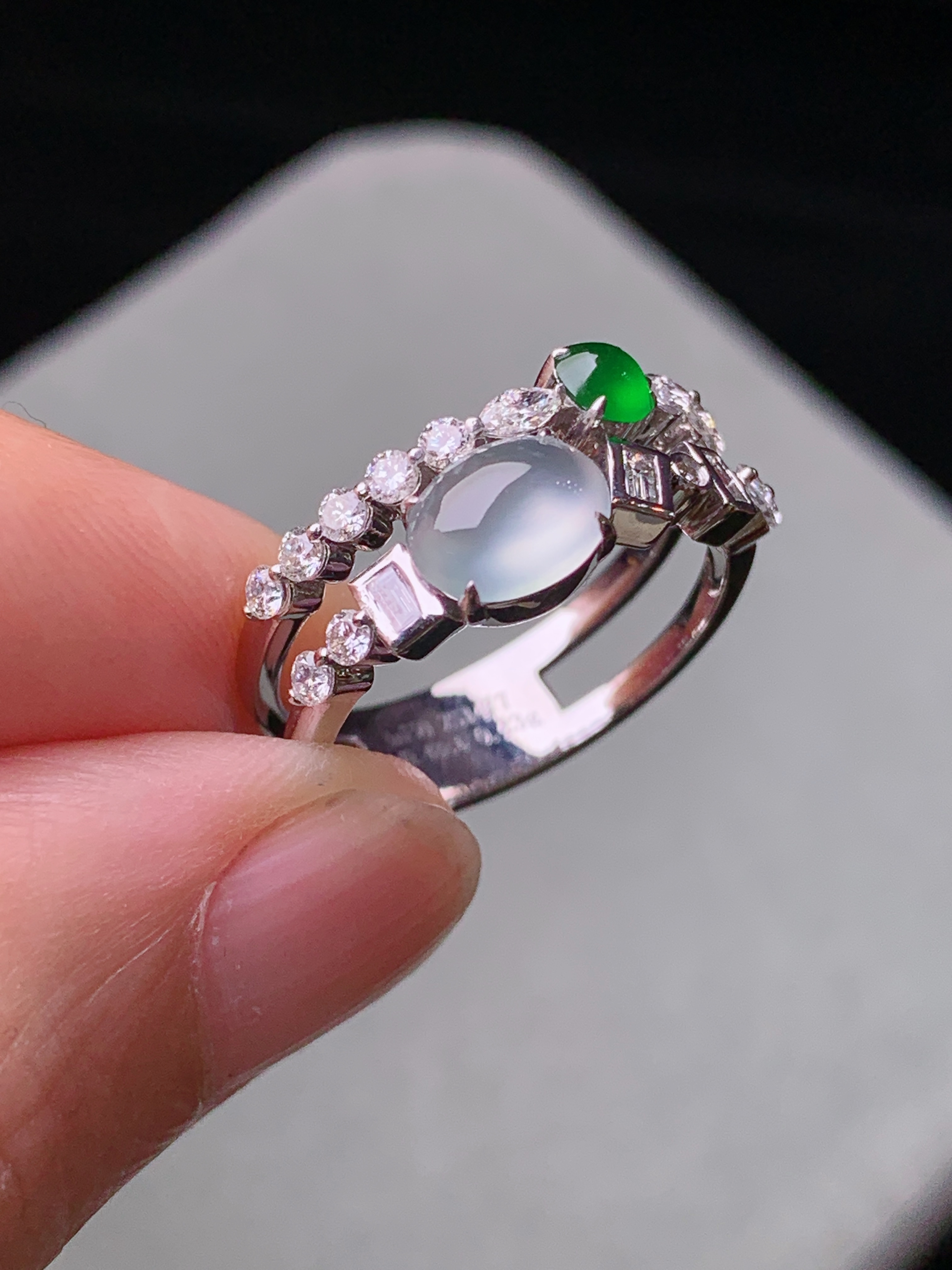 18k金钻镶嵌冰种蛋面戒指 玉质细腻 水润亮眼 色泽艳丽 圈口13.5 裸石尺寸7*5.5*3m5