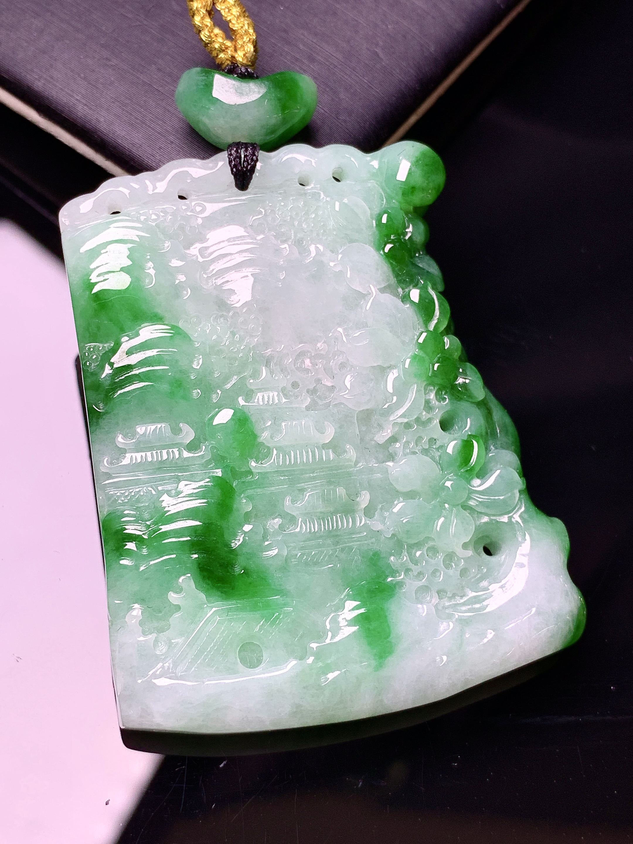 飘绿山水牌子吊坠 玉质细腻 色泽艳丽清新 水润亮眼 整体尺寸47.7*38*6.2e1