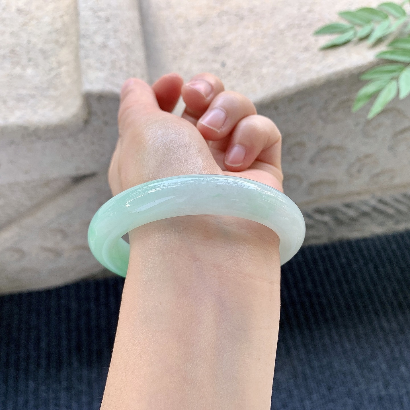 正圈58 59【圈口】59/11.9/9.2【编码】GL121335【描述】冰糯飘绿，水润，种老，细腻，打灯有棉线