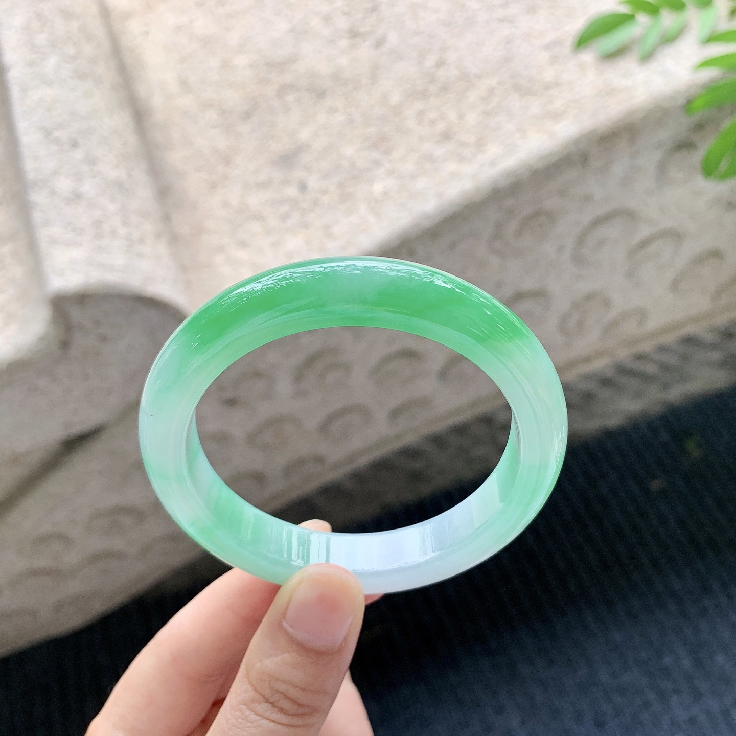 正圈55 56【圈口】56.2/11.7/8.5【编码】GH041542【描述】糯冰飘辣阳绿，水润，种老，细腻，无裂