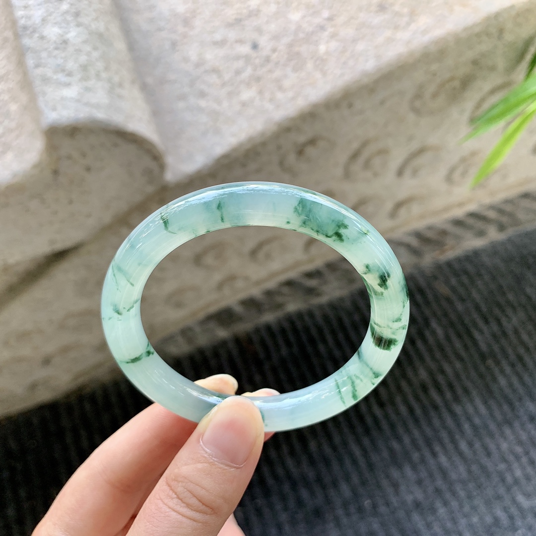 圆条52 53【圈口】53.8/9.2/8.5【编码】GF041595【描述】冰糯飘花，清透，水润，种老，细腻，打灯有棉线