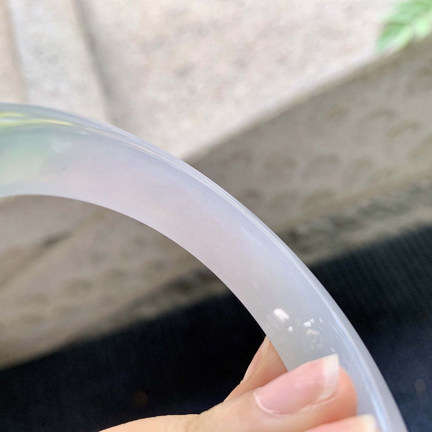 正圈54 55【圈口】54.8/11.8/8.6【编码】H6040242【描述】糯冰淡紫飘花，水润，种老，细腻，内侧有棉线