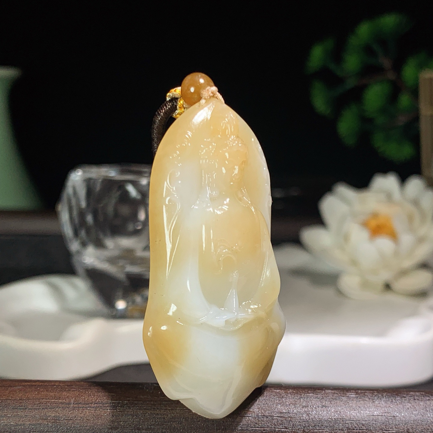 新疆和田玉白玉且末糖观音挂件 尺寸54/27/10重24克。玉质细腻油润。手推出油。佩戴高端典雅。l