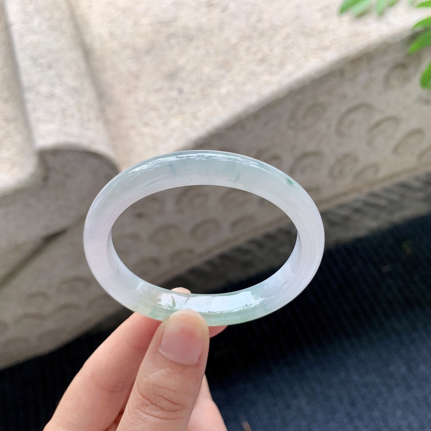 贵妃51 52【圈口】52.8/54.4/10/7【编码】A2041501【描述】糯冰飘花，水润，种老，细腻，有纹线