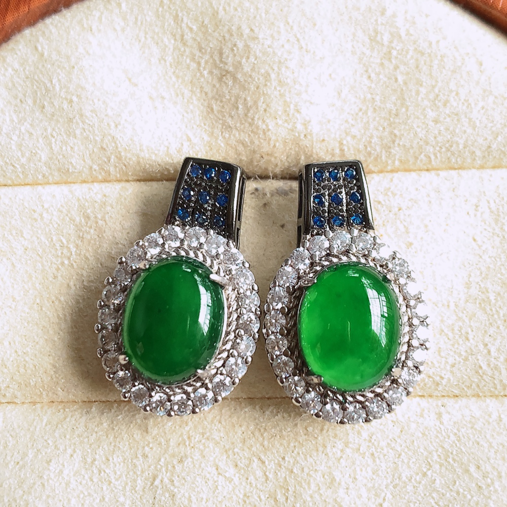 冰满绿翡翠925银镶嵌耳坠，自然光实拍，翠色灵动，颜色漂亮，种老水足，品相佳，佩戴佳品！W481.13 取一整体尺寸：20.8-13-7.5mm  裸石尺寸：9.5-7.5mm