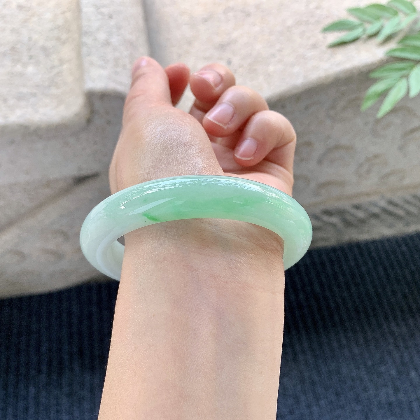 正圈58 59【圈口】59/11.9/9.2【编码】GL121335【描述】冰糯飘绿，水润，种老，细腻，打灯有棉线