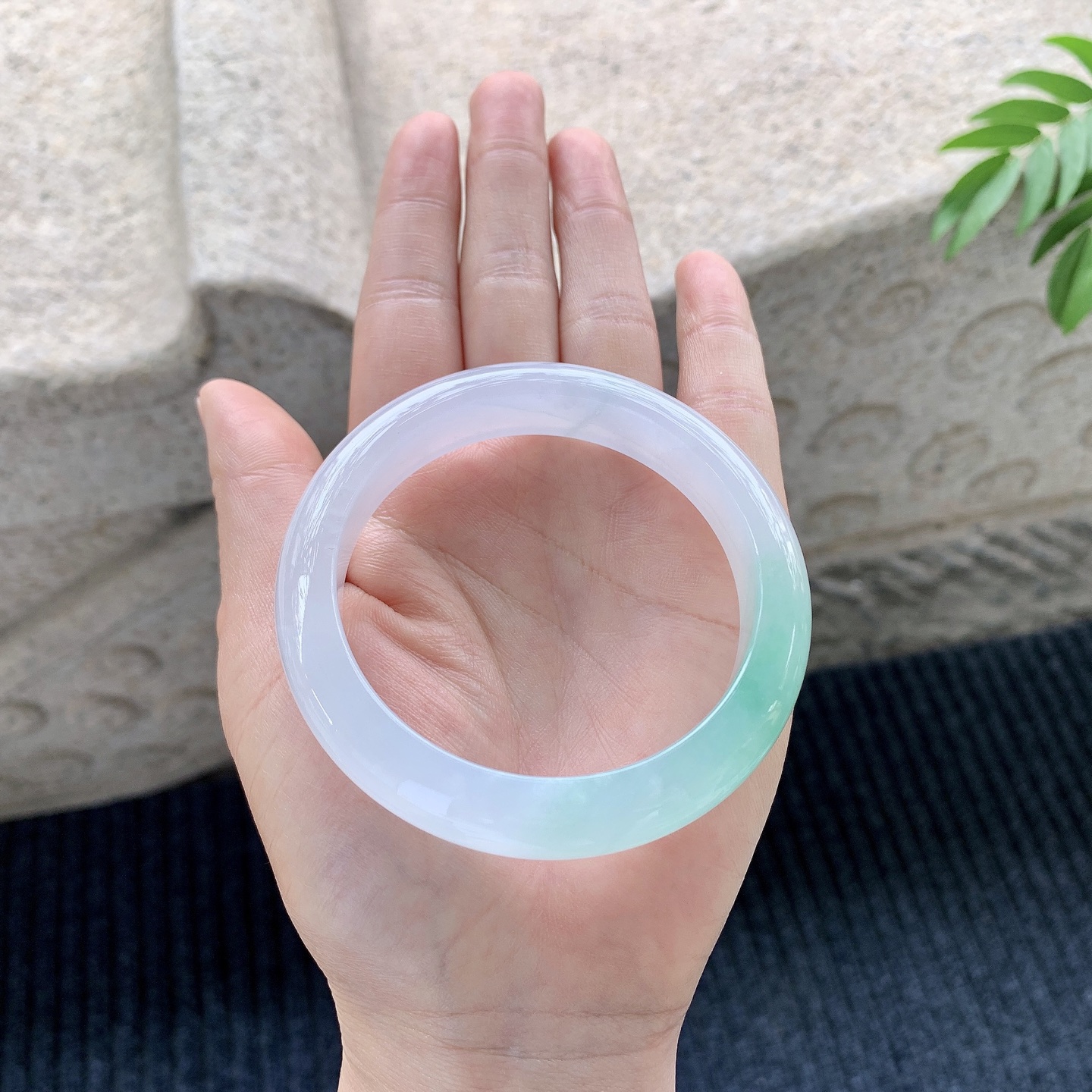 正圈55 56【圈口】56.4/12/8.5【编码】C5010554【描述】糯冰飘绿，水润，种老，细腻，打灯有棉线