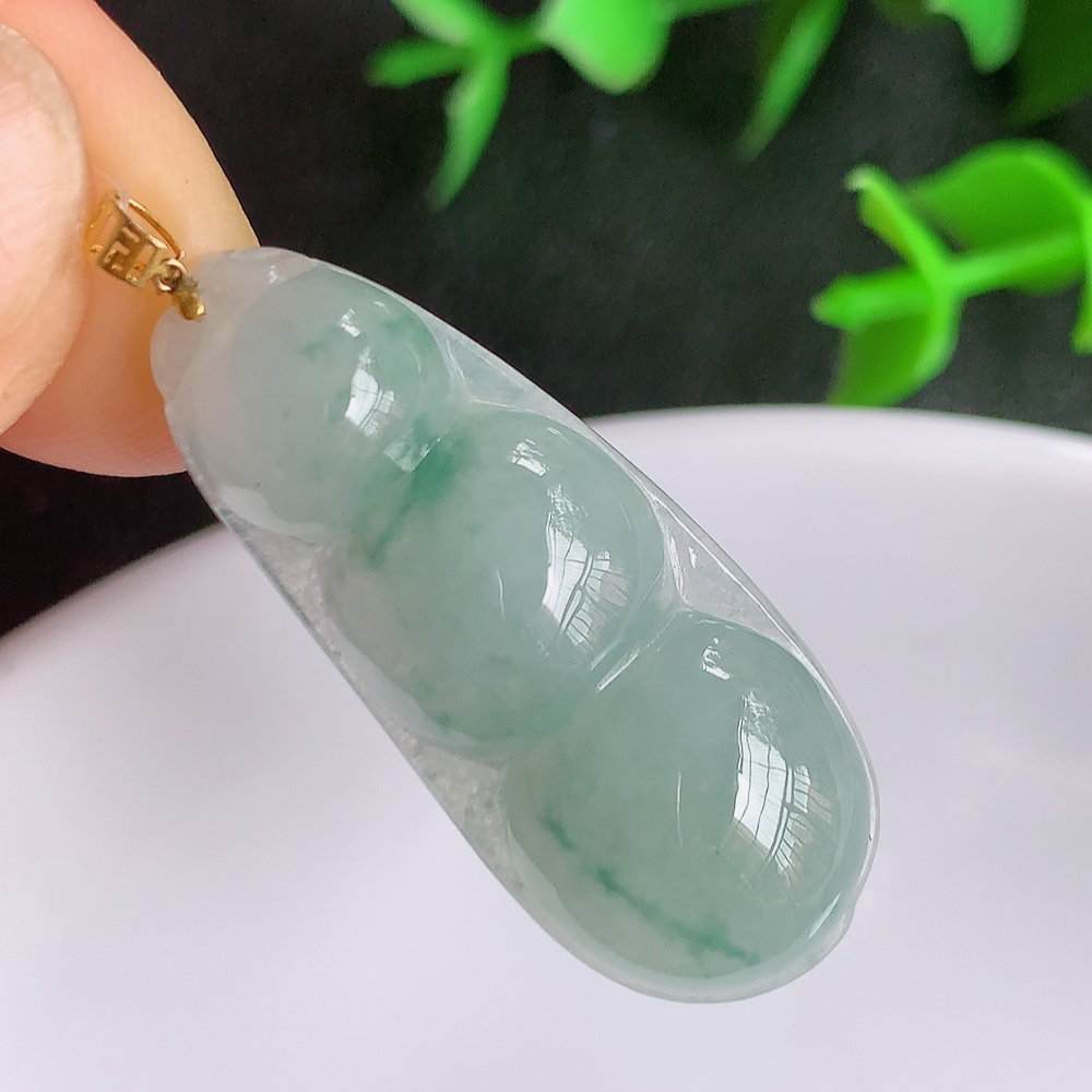 18k金扣冰润飘花福豆翡翠挂件，老种飘花  冰清玉洁  胶感十足  寓意“四季平安，福气满满”颜色鲜艳，清新自然，饱满通透   W49.16  尺寸：34-14.2-6mm