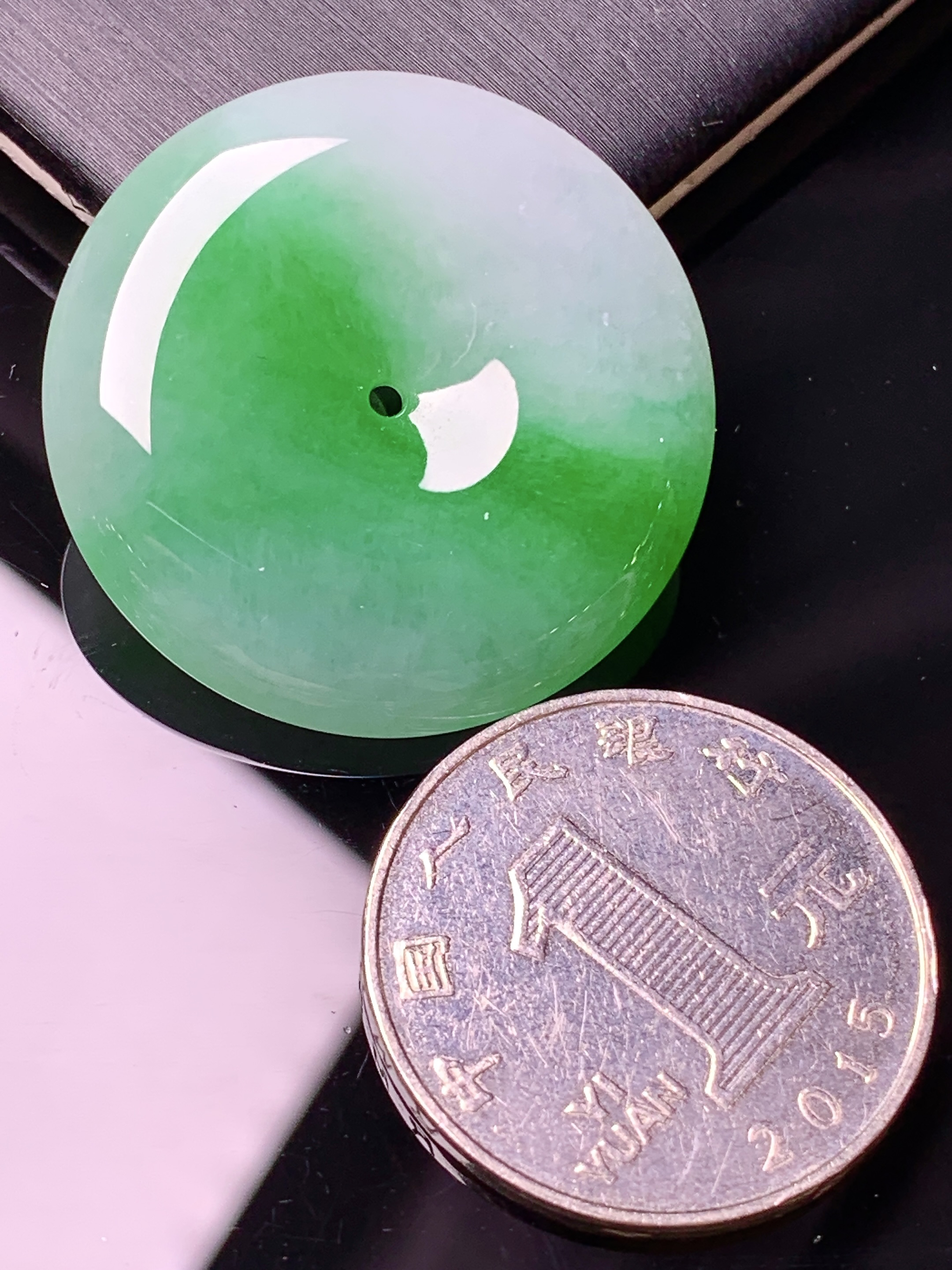 飘阳绿平安扣吊坠 玉质细腻 水润亮眼 色泽艳丽 整体尺寸30.5*6.2x1