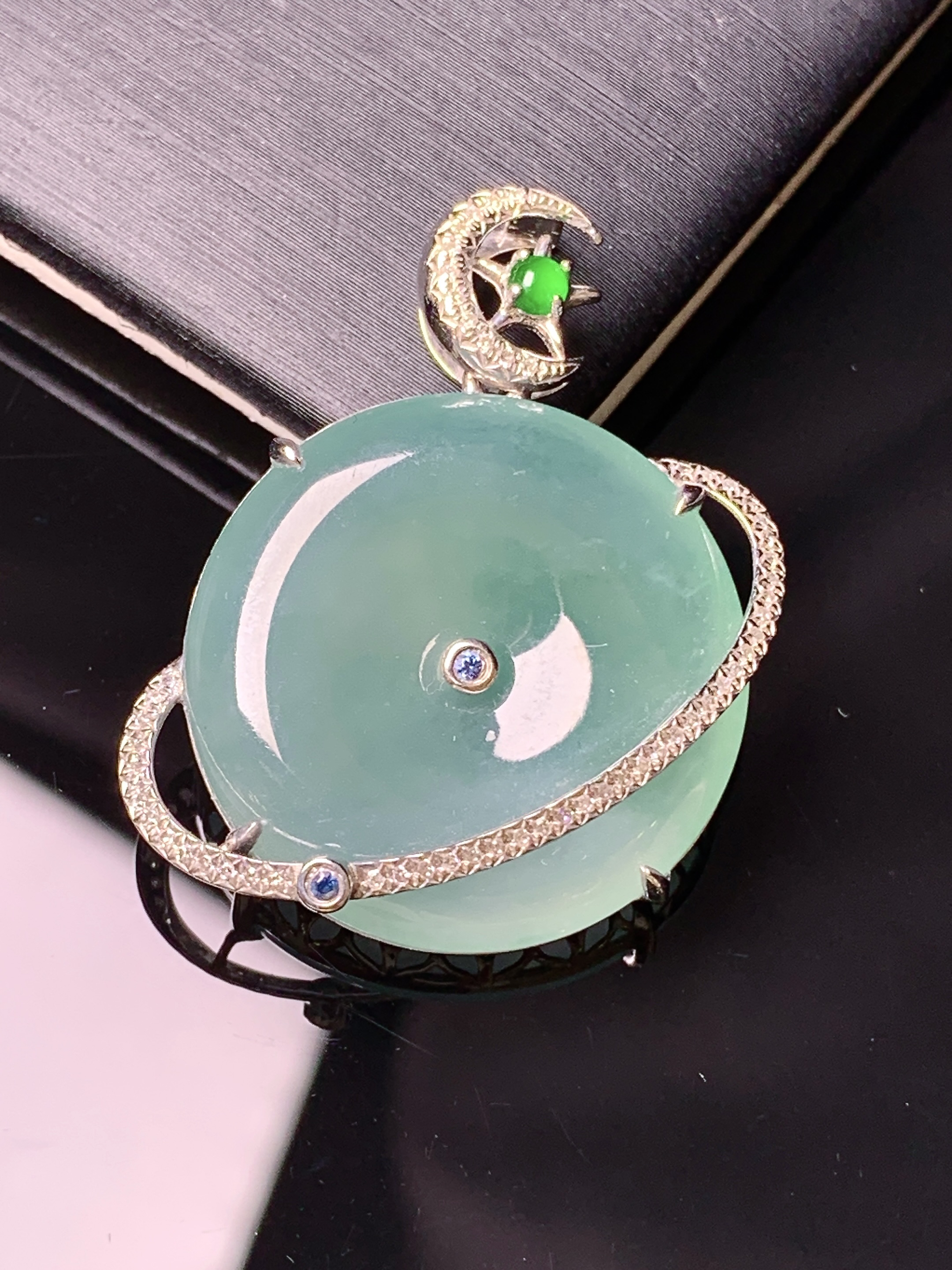 18k金钻镶嵌冰种晴绿平安扣吊坠 玉质细腻 水润亮眼 色泽艳丽 整体尺寸32*22.8*4.8t1