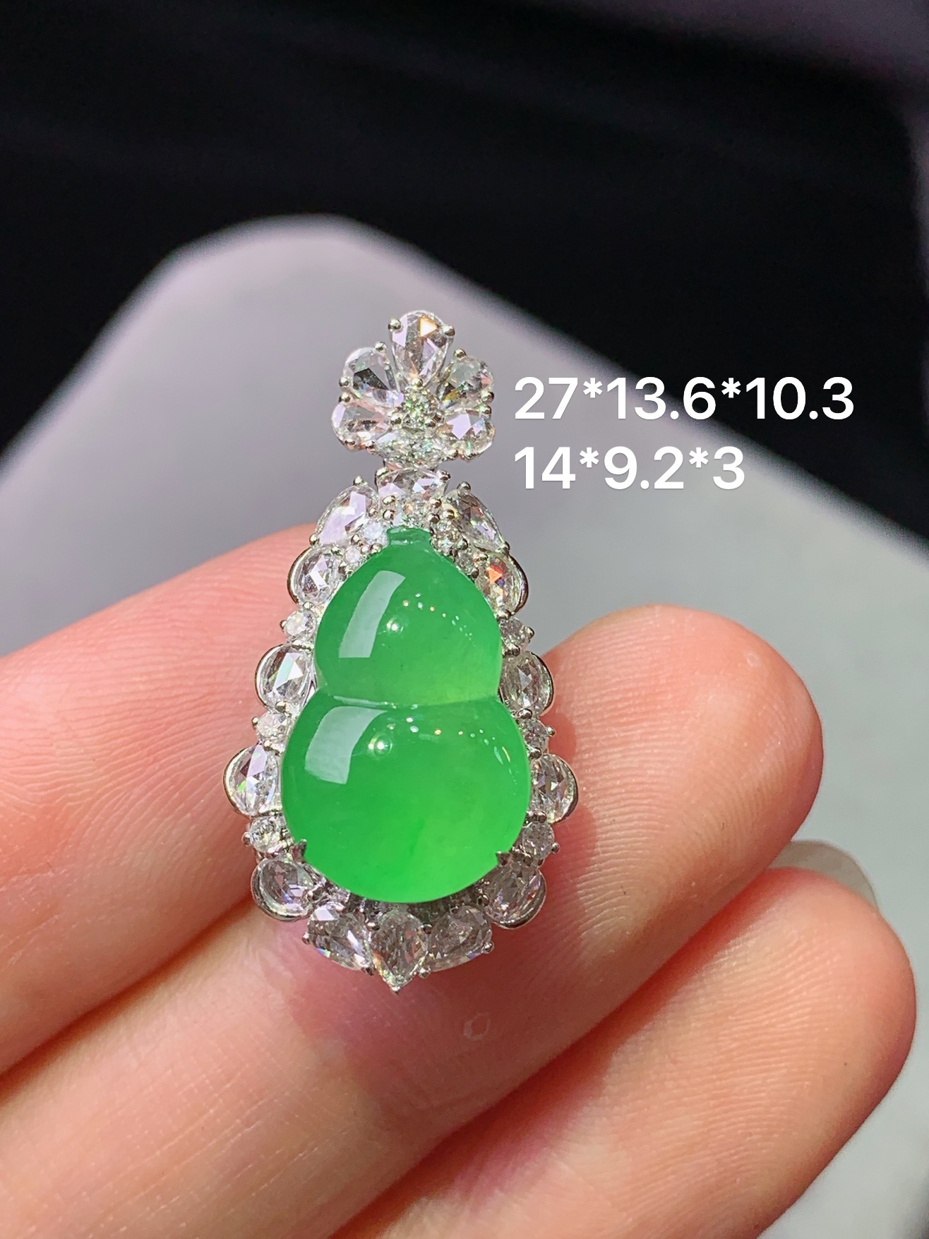 18k金钻镶嵌冰阳绿葫芦吊坠 玉质细腻 水润亮眼 色泽艳丽 整体尺寸27*13.6*10.3k1