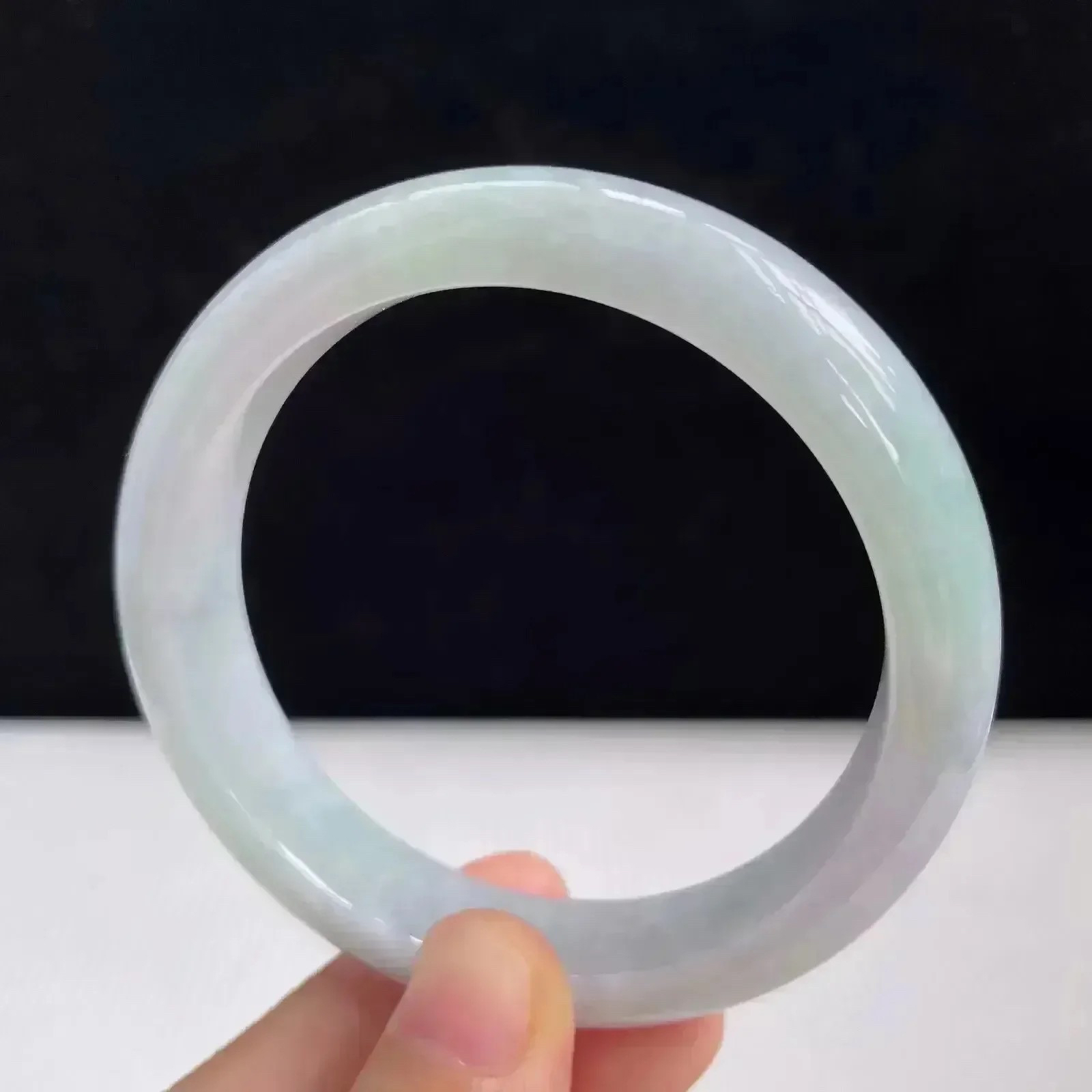 55.5mm自然光拍摄天然翡翠A货好种水正圈手镯 52.02g