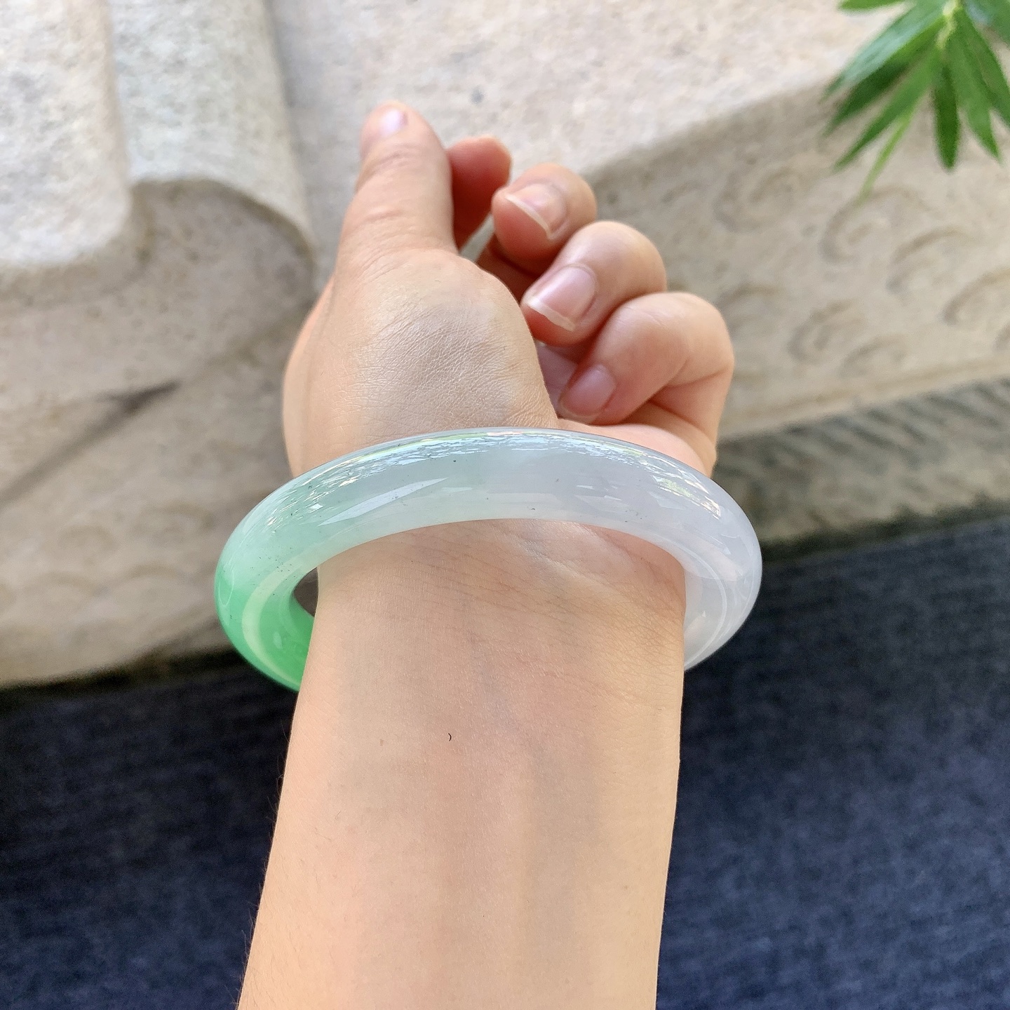 圆条54 55【圈口】55.6/10.7/10.5【编码】B2081065【描述】冰糯春彩，飘绿，水润，种老，细腻，有纹线