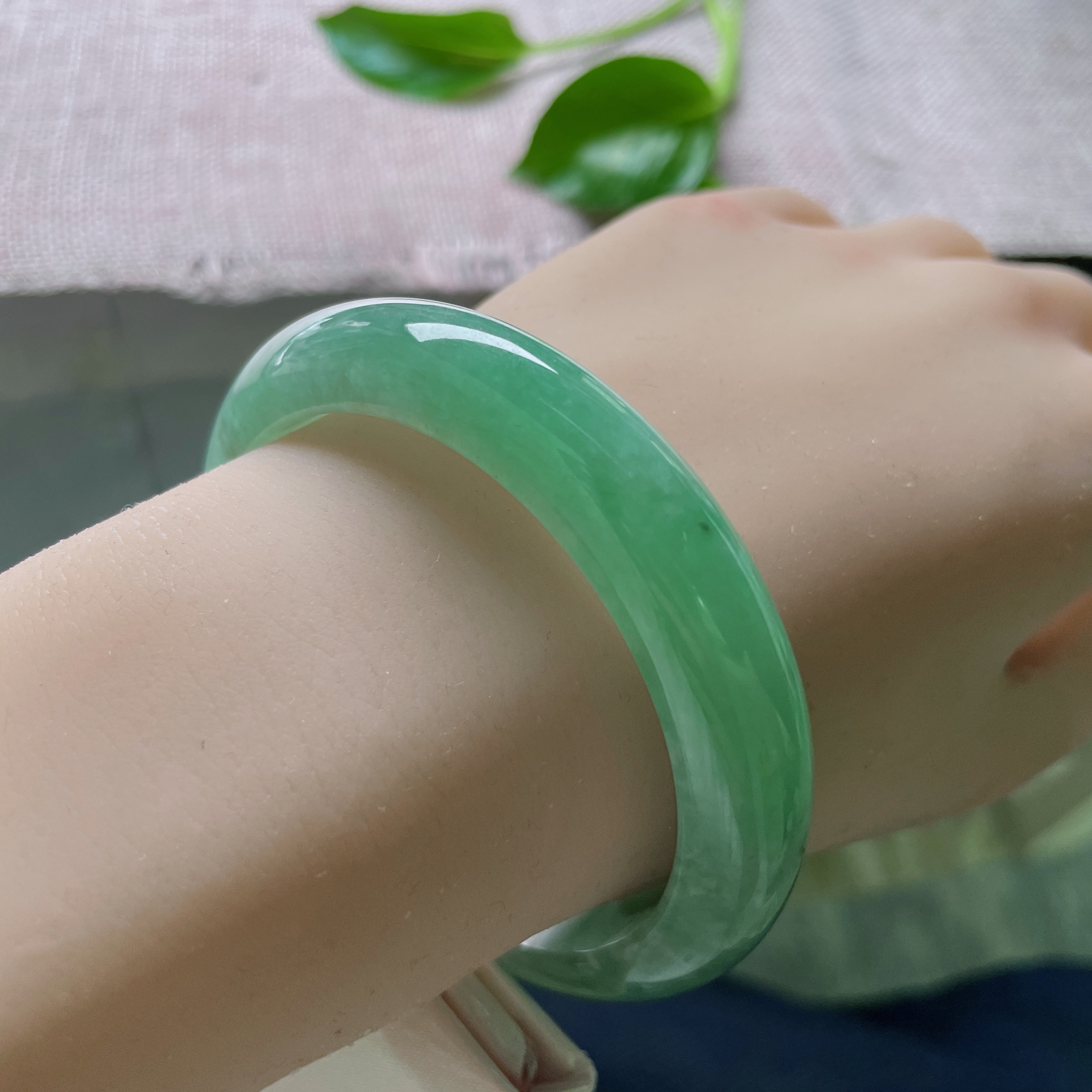 55.8/12.4/8.4，绿底正圈，颜色鲜艳夺目，是深潭、是青山、是凝固的春天。晶体纹..