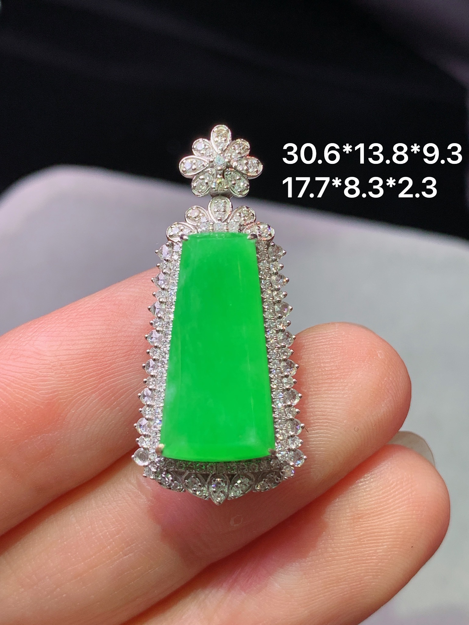 18k金钻镶嵌阳绿无事牌吊坠 玉质细腻 水润亮眼 色泽艳丽 整体尺寸30.6*13.8*9.3k1