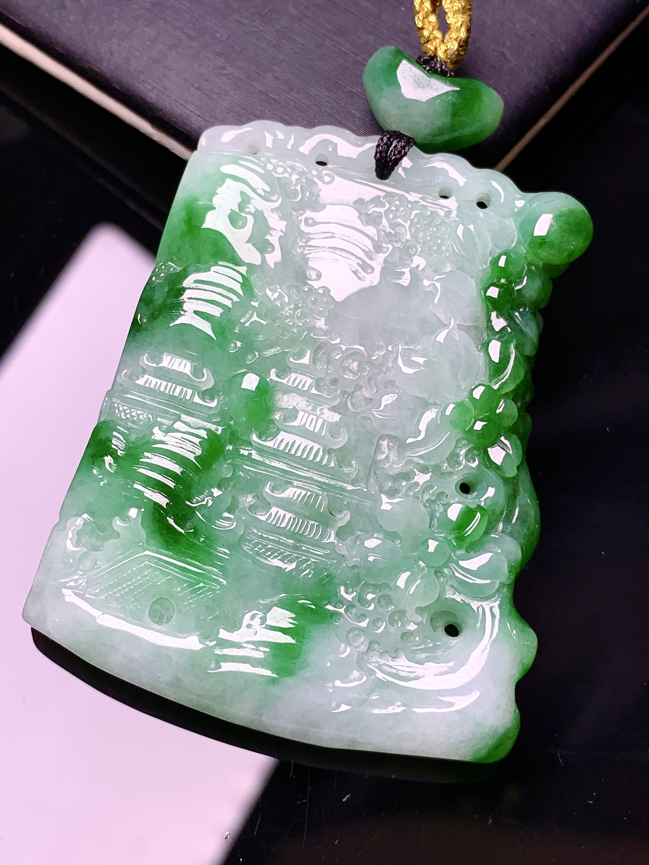 飘绿山水牌子吊坠 玉质细腻 色泽艳丽清新 水润亮眼 整体尺寸47.7*38*6.2e1