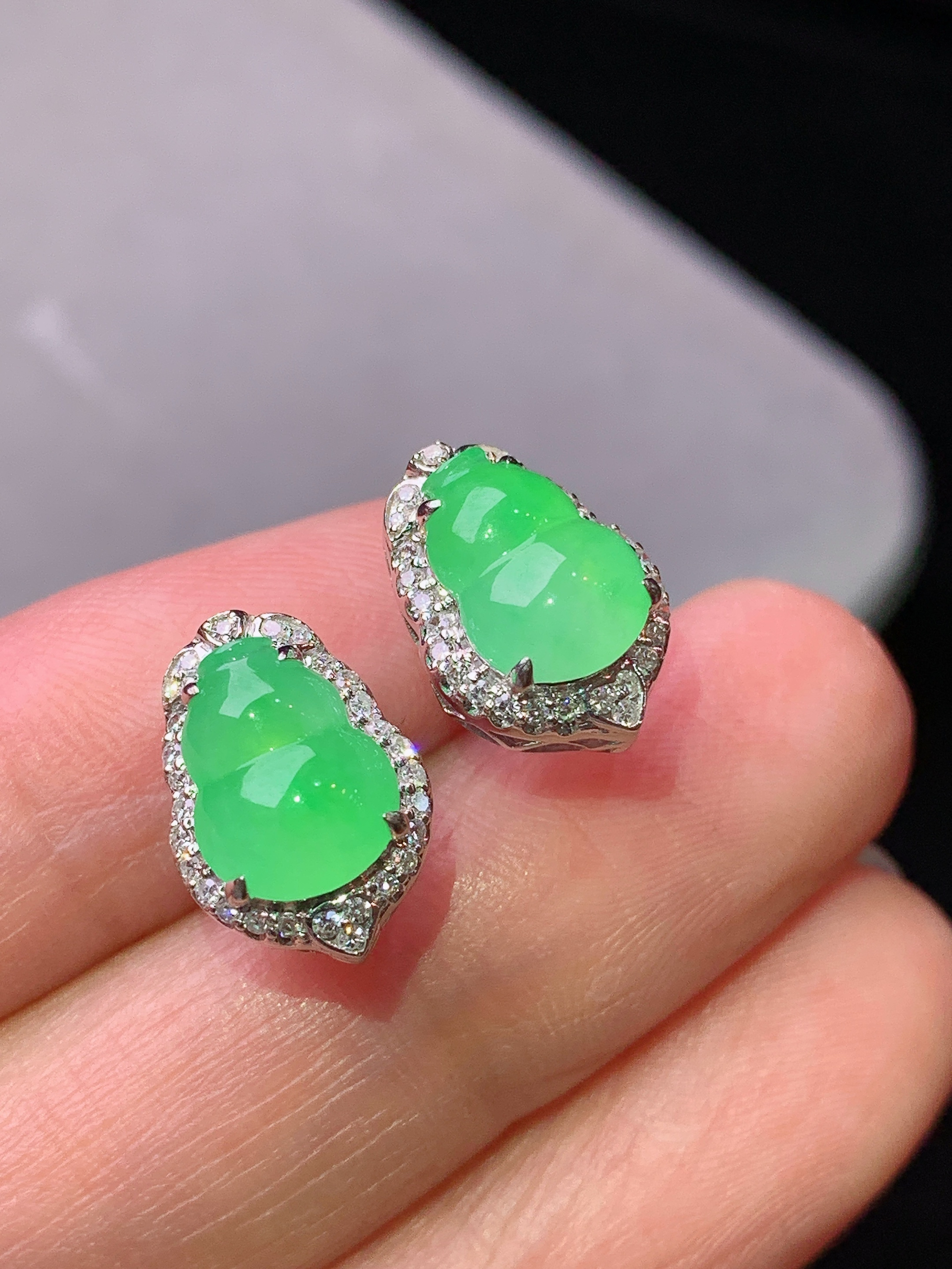 18k金钻镶嵌阳绿葫芦耳钉 玉质细腻 色泽艳丽清新 水润亮眼 整体尺寸13*9.2*7.2h1