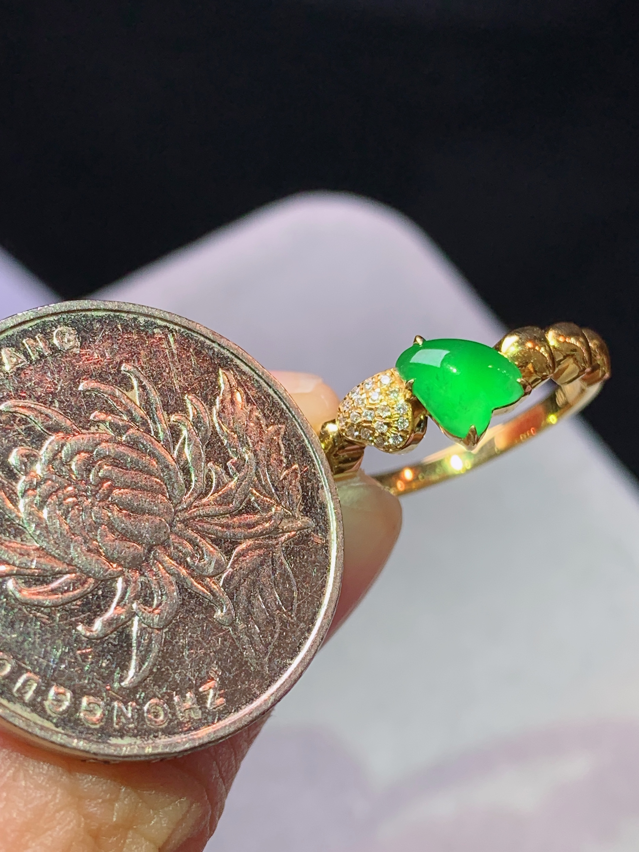 18k金钻镶嵌冰阳绿心形蛋面戒指 玉质细腻 水润亮眼 色泽艳丽 圈口14 裸石尺寸6*7*2.3m5