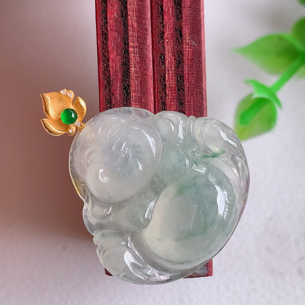 18k金扣冰润飘花佛公挂件 玉质细腻  精雕弥勒佛，笑佛福耳垂肩，面相喜庆，开怀大笑，憨态可掬。惟妙惟肖，寓意福禄双全，吉祥美满，笑口常开 W01.13  尺寸：23-23.5-6mm