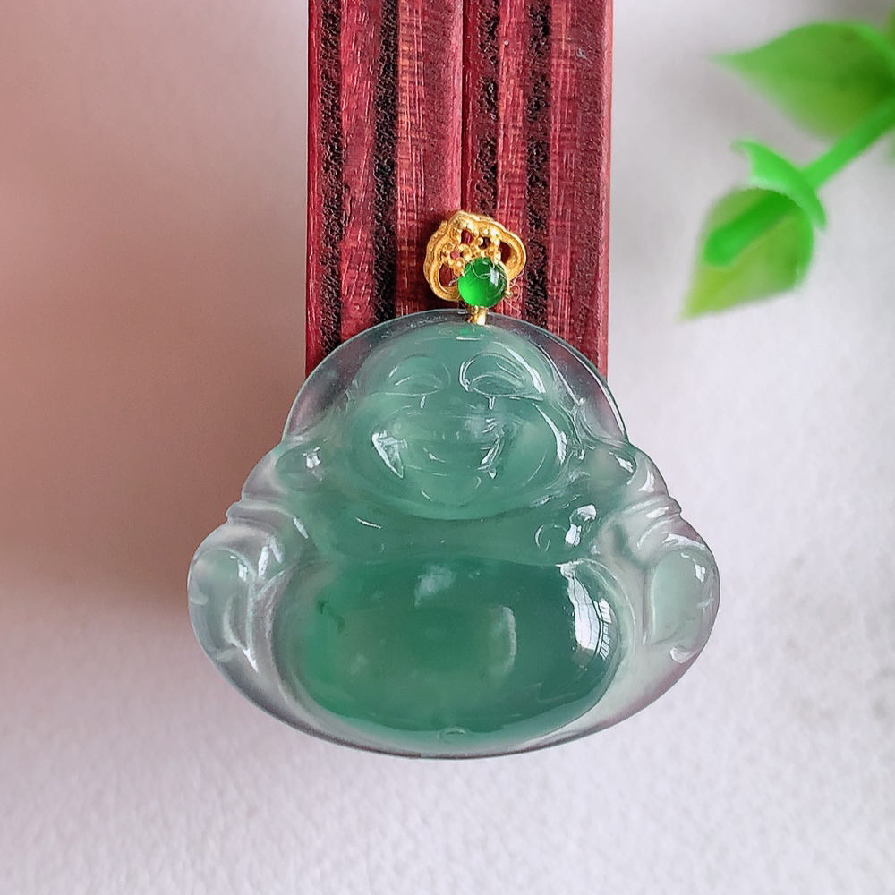 18k金扣蓝冰佛公挂件 玉质细腻  精雕弥勒佛，笑佛福耳垂肩，面相喜庆，开怀大笑，憨态可掬。惟妙惟肖