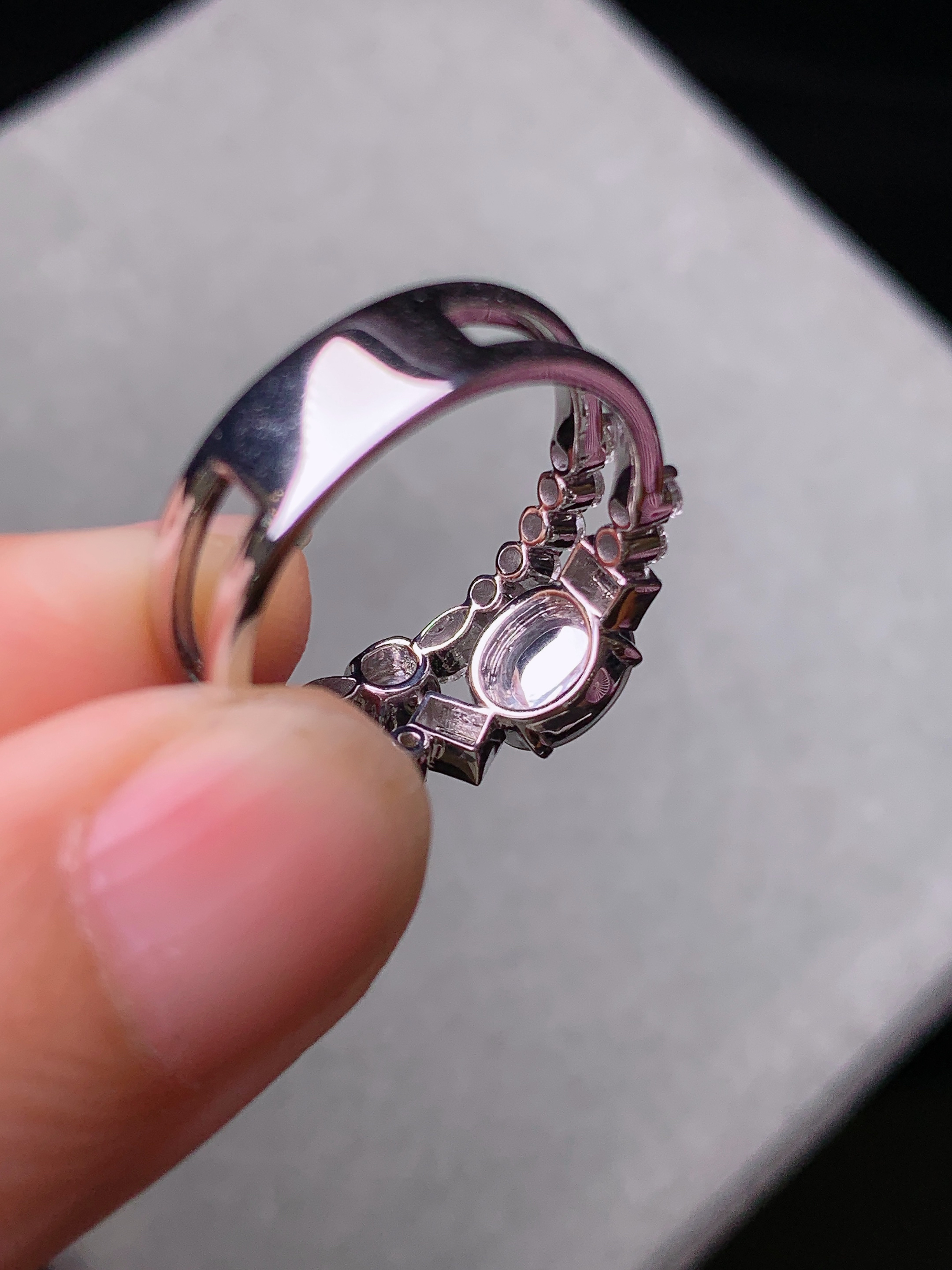 18k金钻镶嵌冰种蛋面戒指 玉质细腻 水润亮眼 色泽艳丽 圈口13.5 裸石尺寸7*5.5*3m5