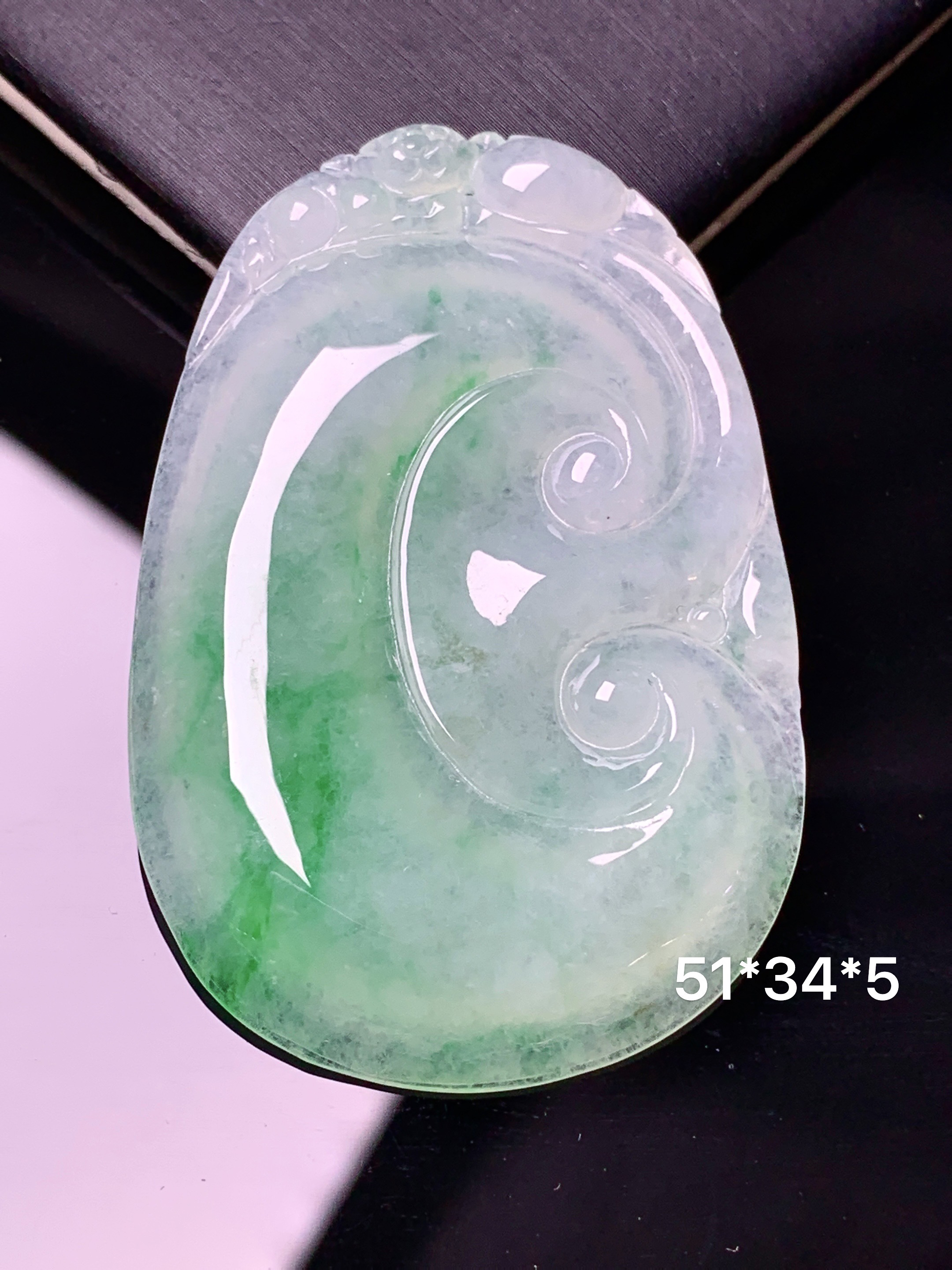 冰飘阳绿如意吊坠 玉质细腻 水润亮眼 色泽艳丽 整体尺寸51*34*5a2
