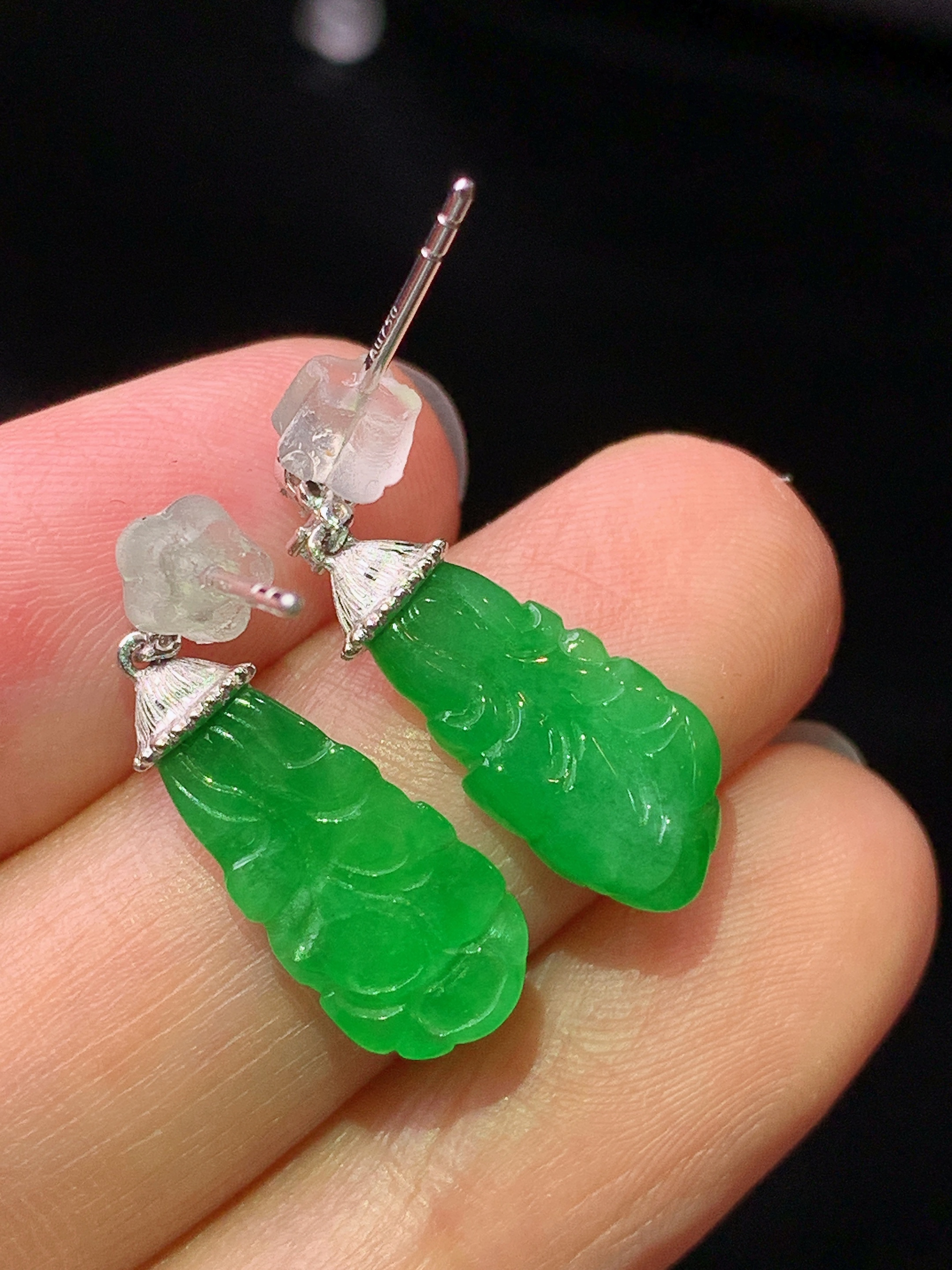 18k金钻镶嵌满绿白菜耳坠 玉质细腻 水润亮眼 色泽艳丽 整体尺寸22*7.5*2.8z1