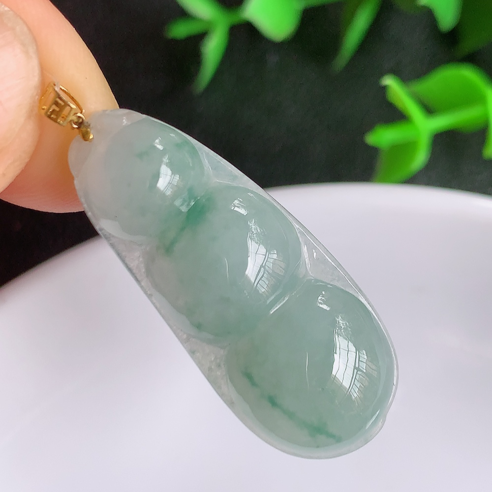 18k金扣冰润飘花福豆翡翠挂件，老种飘花  冰清玉洁  胶感十足  寓意“四季平安，福气满满”颜色鲜艳，清新自然，饱满通透   W49.16  尺寸：34-14.2-6mm