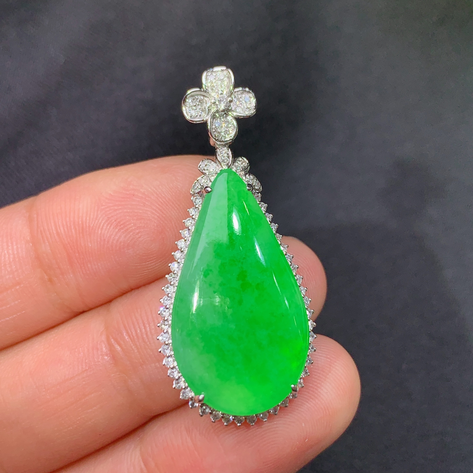 冰阳绿水滴吊坠，18k金镶嵌，冰润色阳，玉质细腻，种水足，Zha 尺寸36.6*16.3*6.5