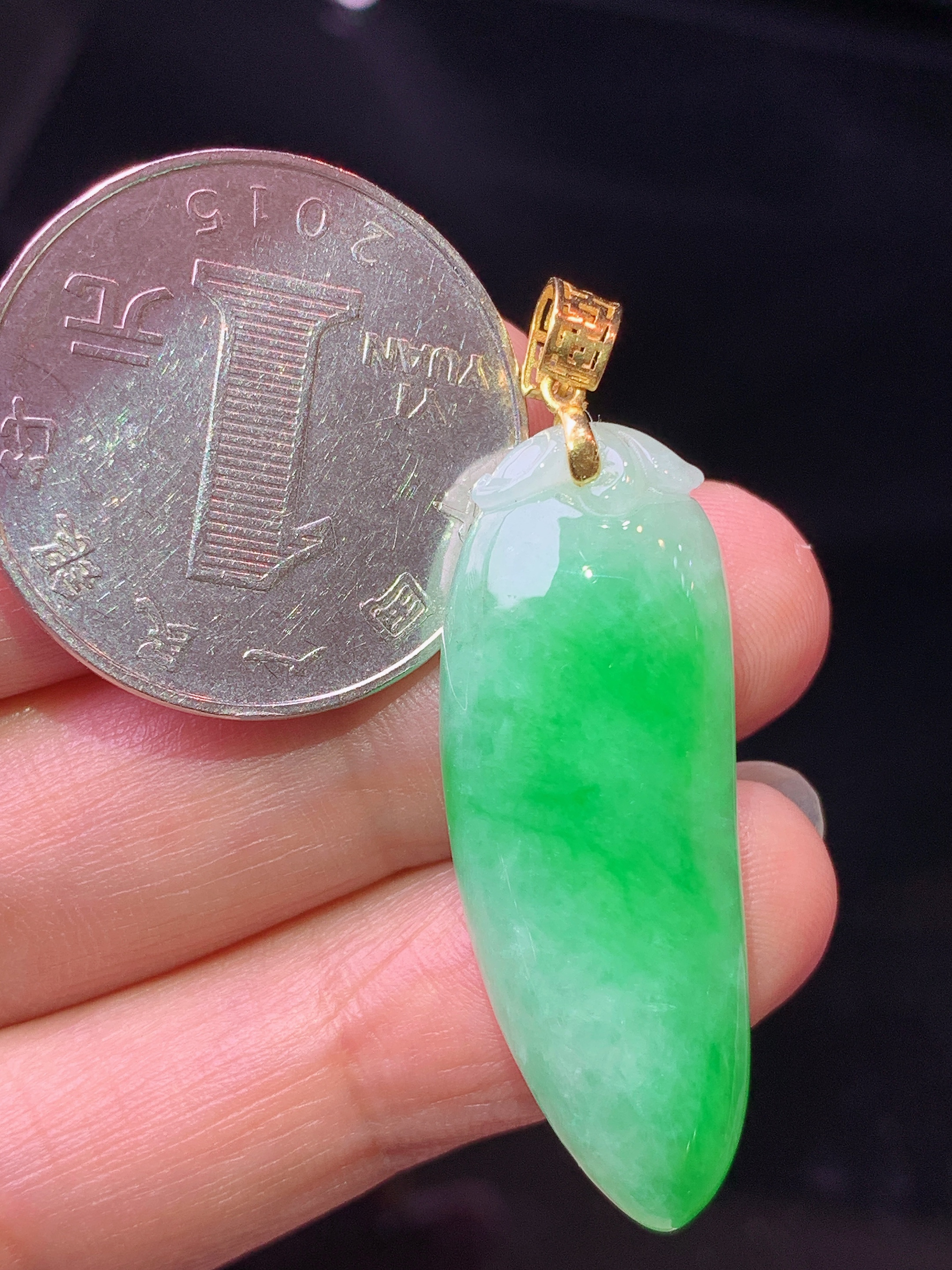 18k金镶嵌阳绿福瓜吊坠 玉质细腻 水润亮眼 色泽艳丽 整体尺寸41.8*13*7.2z1