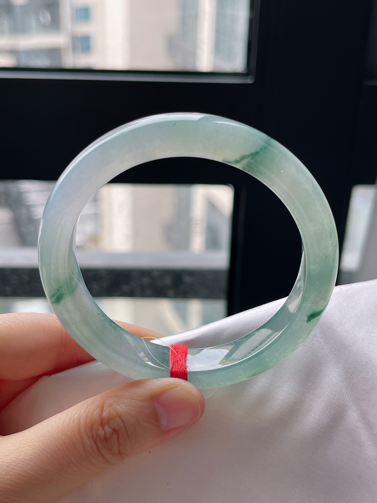 正圈57.7圈口，翡翠冰糯种飘绿手镯