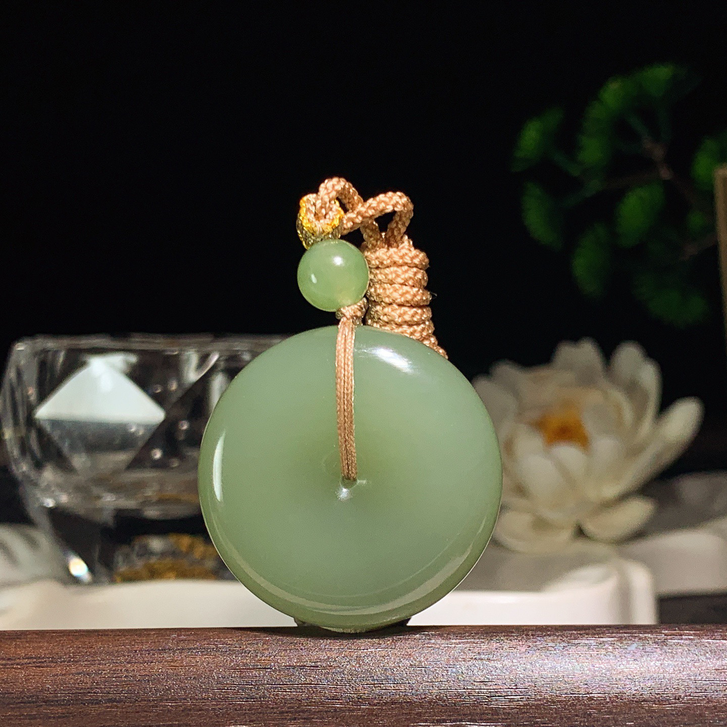 和田玉清水平安扣挂件。尺寸33/11重28.5克  手推出油。玉质细腻油润。品相大气206413